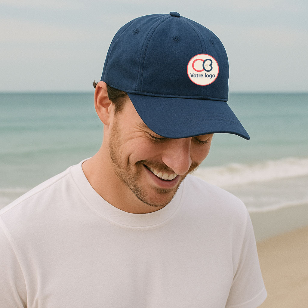 casquette brodee avec logo portee par un homme – accessoire personnalise pour professionnels