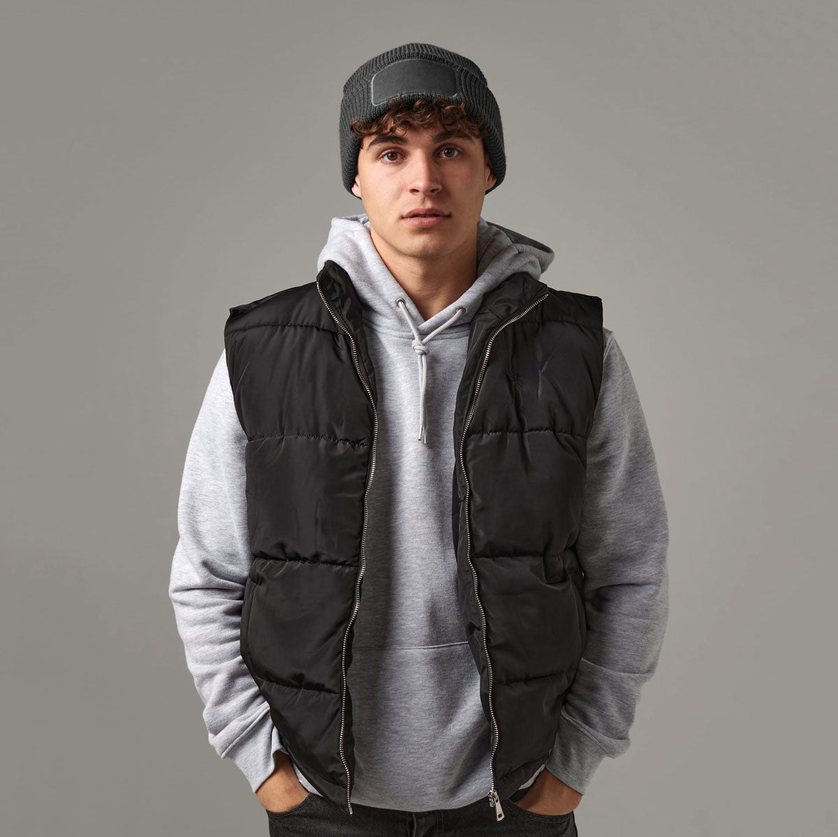 Homme portant un bonnet B440 gris avec patch brodé – exemple de rendu personnalisé