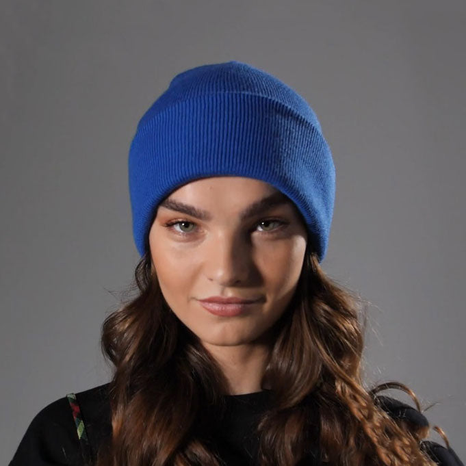 Femme portant un bonnet B45 bleu, parfait pour la broderie personnalisée sur le revers