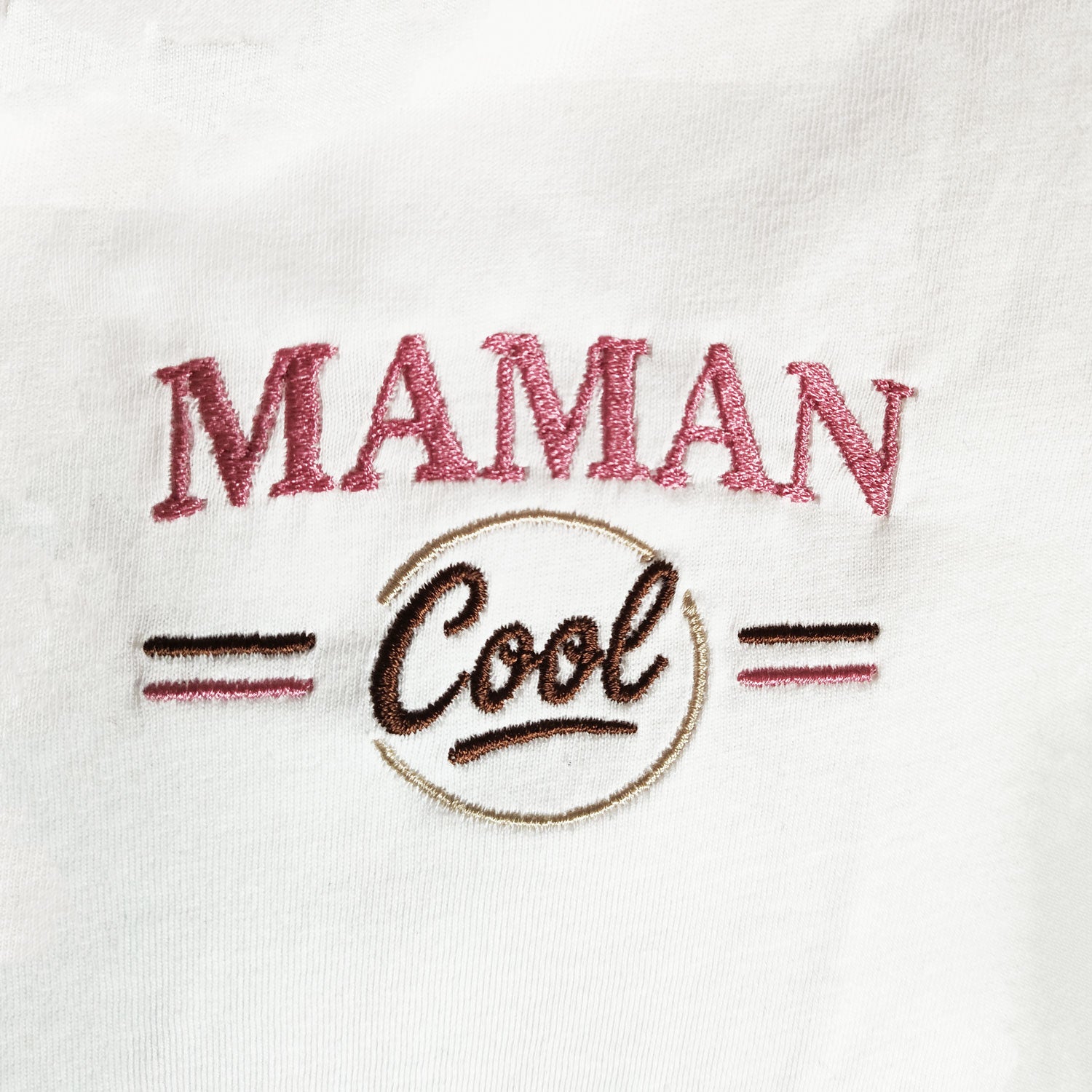 gros plan broderie maman cool en fil rose et marron sur t shirt blanc broderie personnalisee cadeau fete des meres