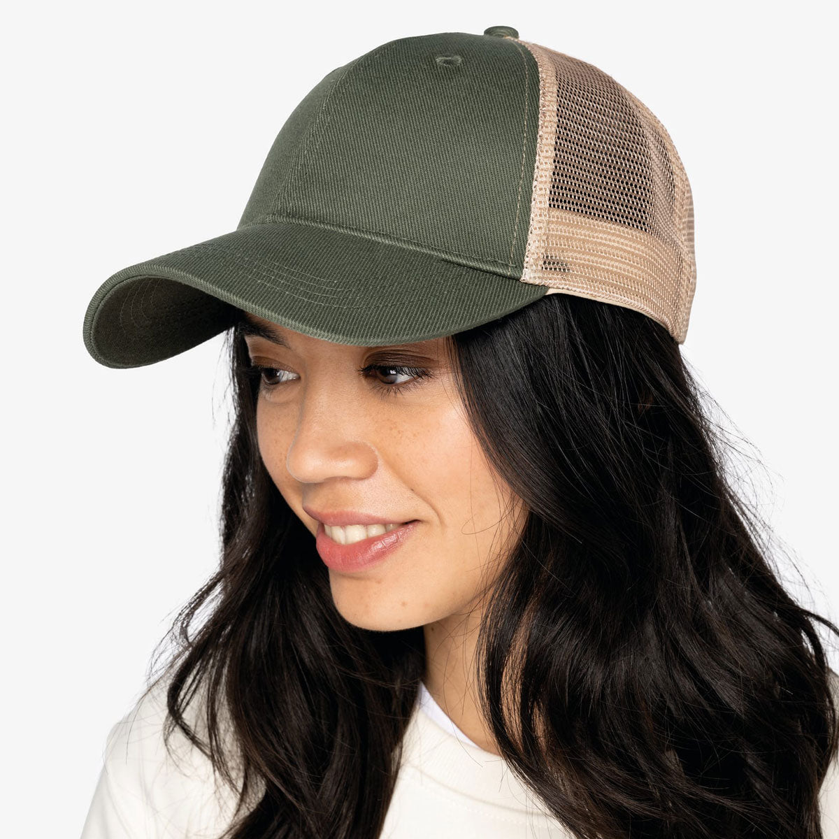 Vue de profil d'une femme portant la casquette trucker verte personnalisée avec broderie