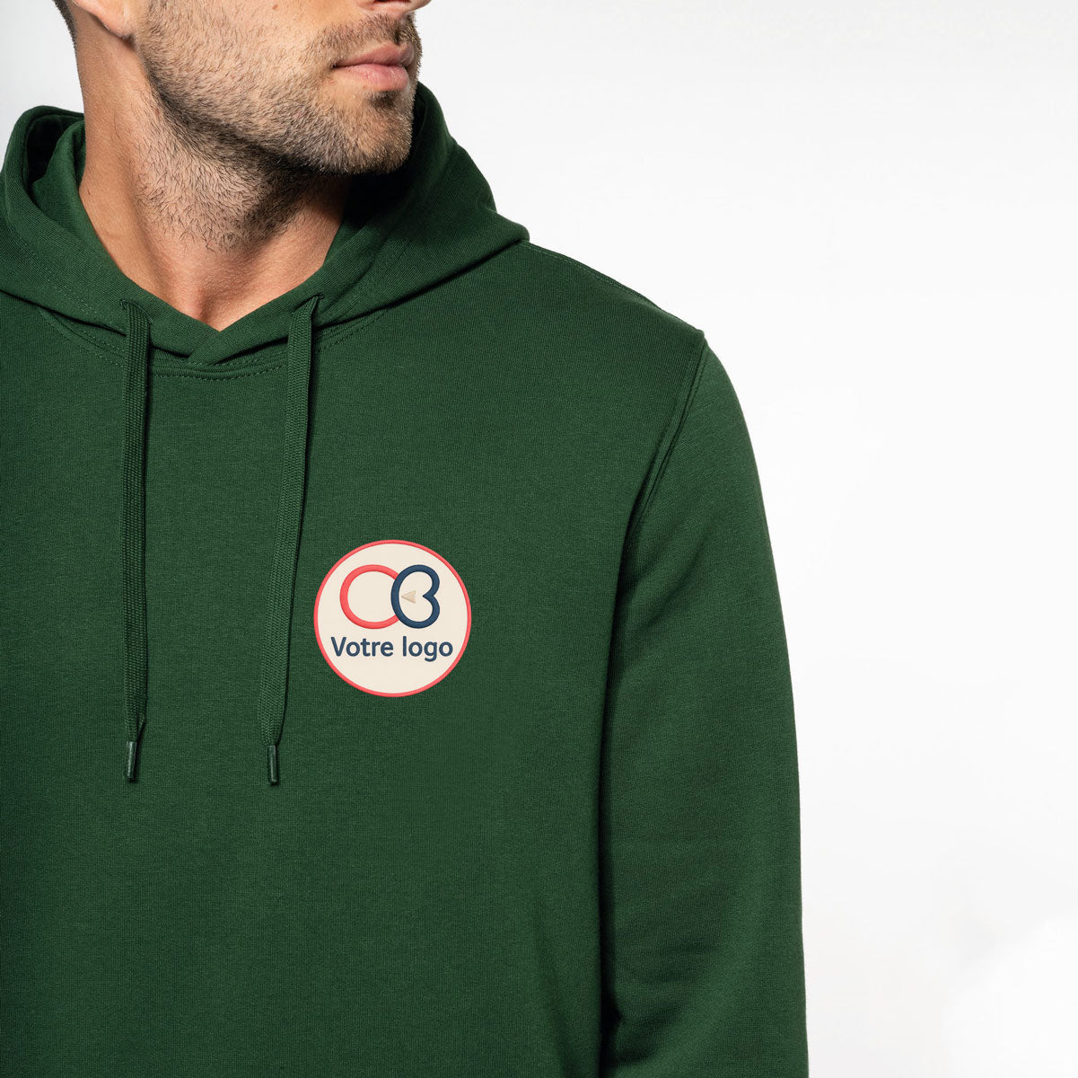 Zoom sur la poitrine du sweat à capuche vert Kariban K4027 – emplacement parfait pour broderie