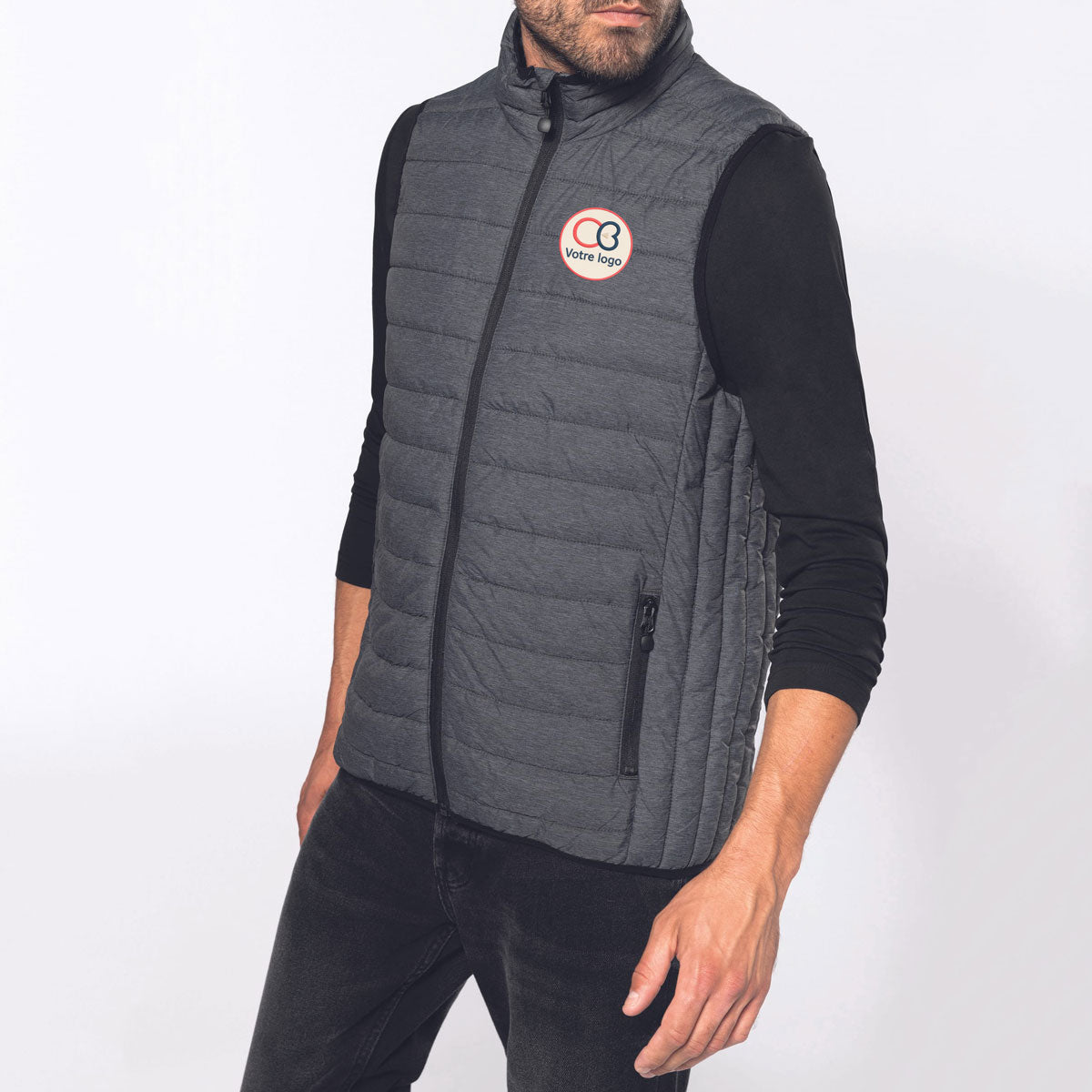 Homme portant une doudoune sans manches personnalisable brodée