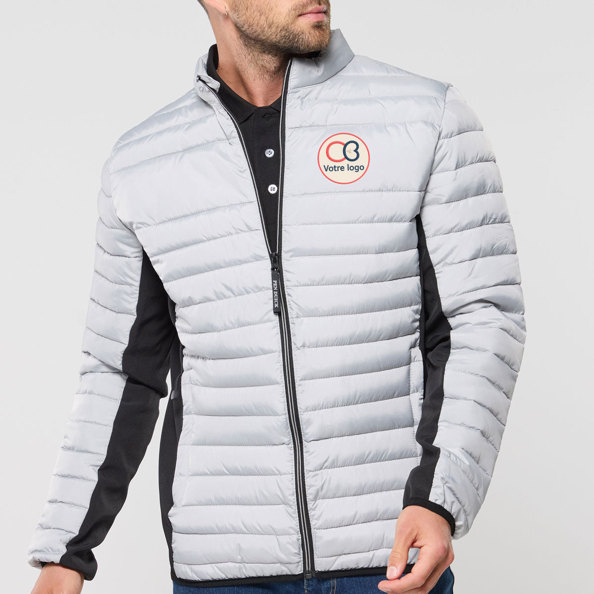 Homme portant la doudoune PK517 personnalisable avec logo brodé à l’avant