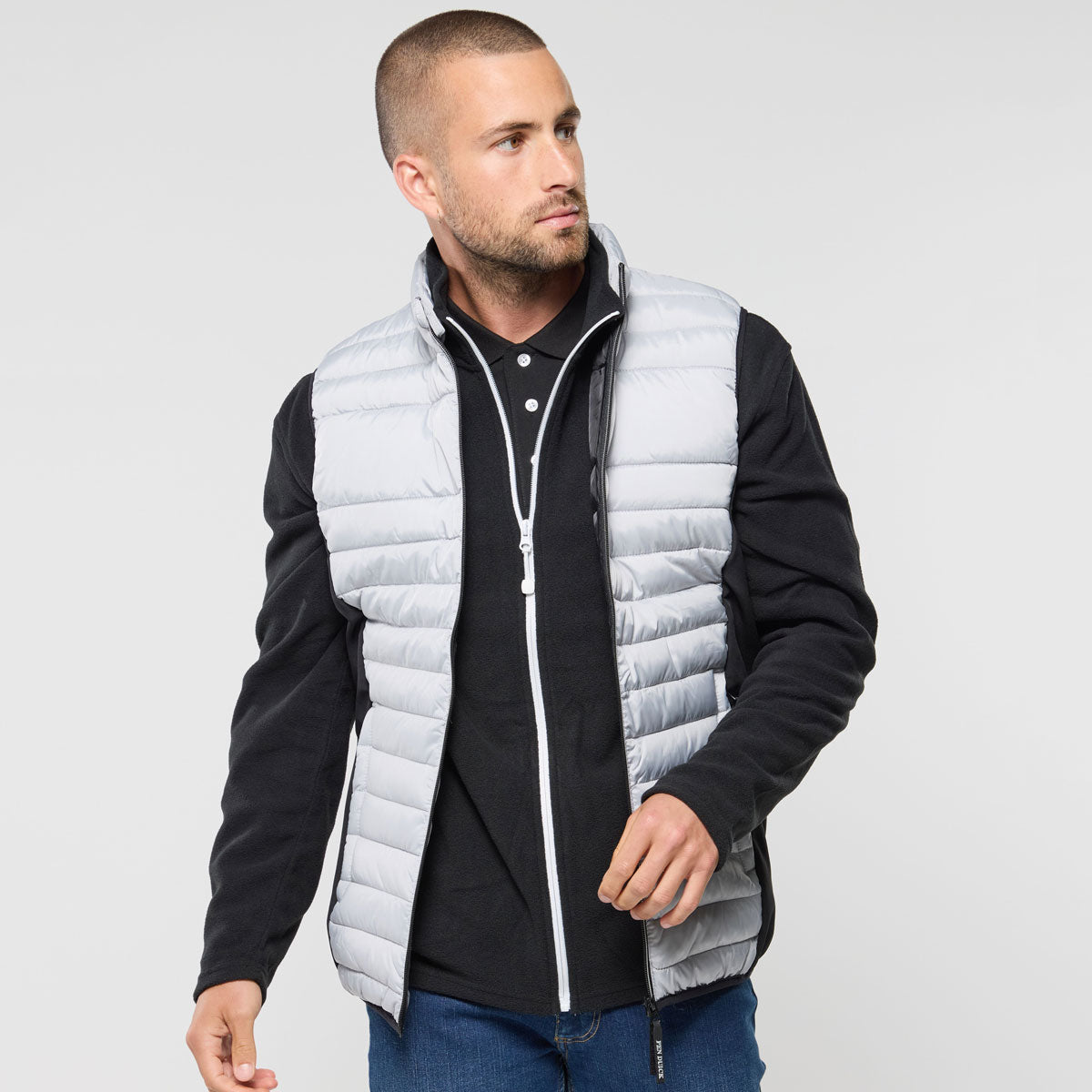 Homme portant la doudoune brodée PK316 dans un style professionnel moderne