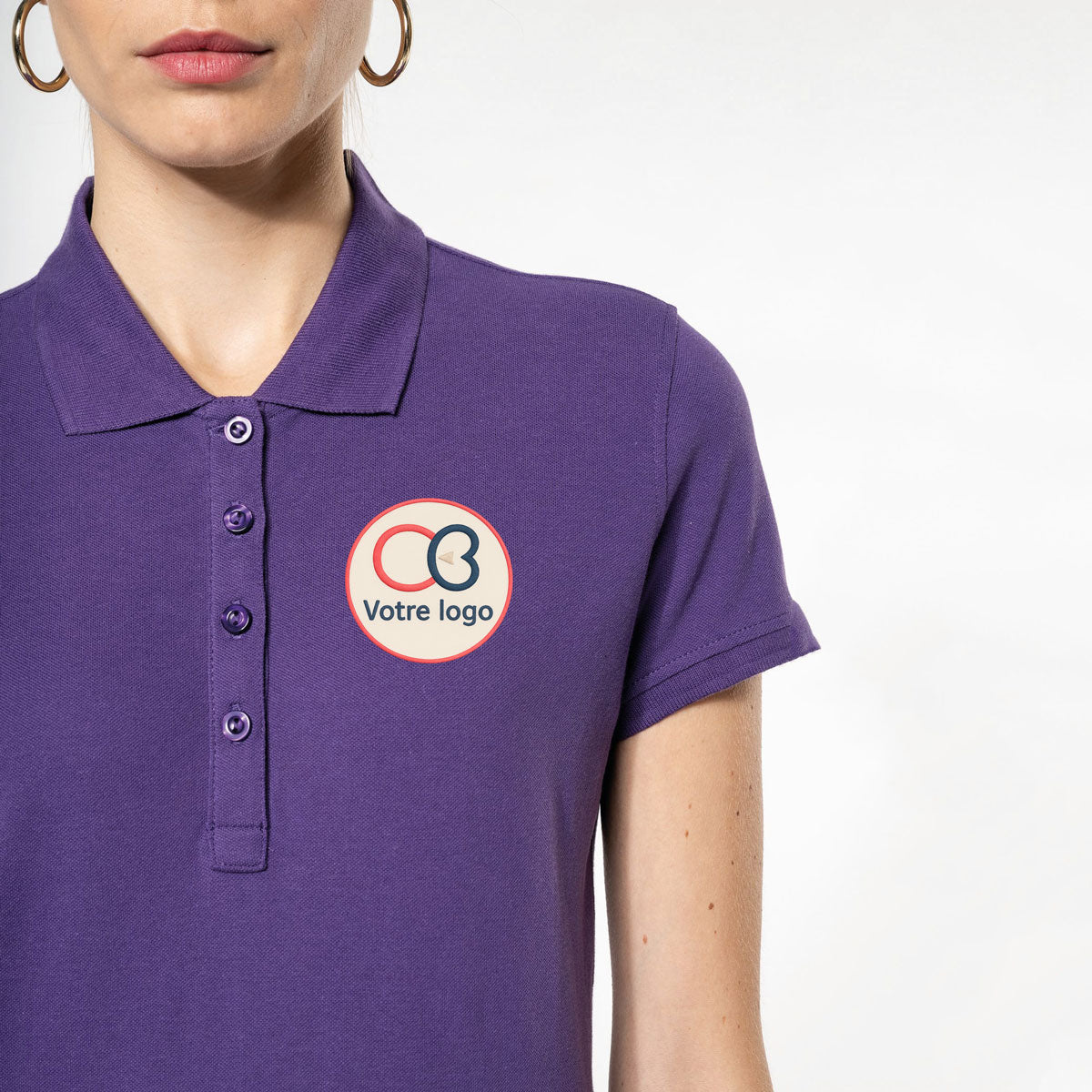 Détail du col du polo femme K255 avec broderie personnalisée "votre logo" – rendu professionnel