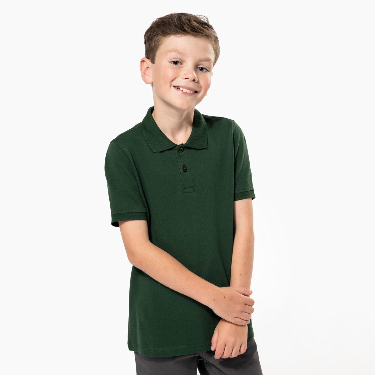 Polo vert foncé pour enfant avec un design simple et élégant, prêt à être personnalisé avec une broderie.