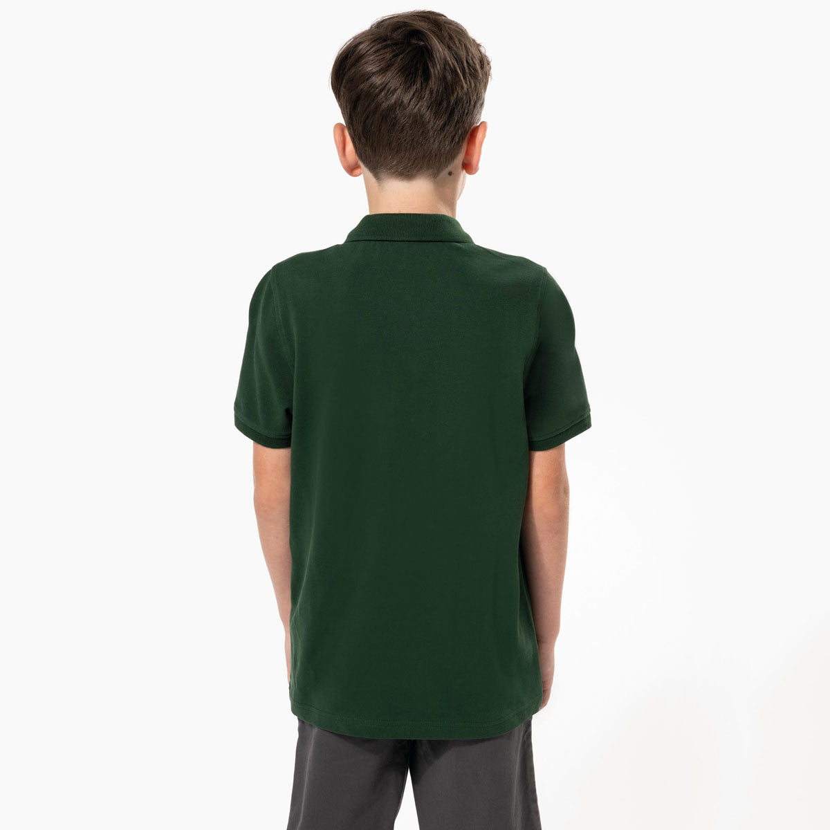 Vue arrière d'un polo vert foncé pour enfant, idéal pour la broderie de logo ou de message.