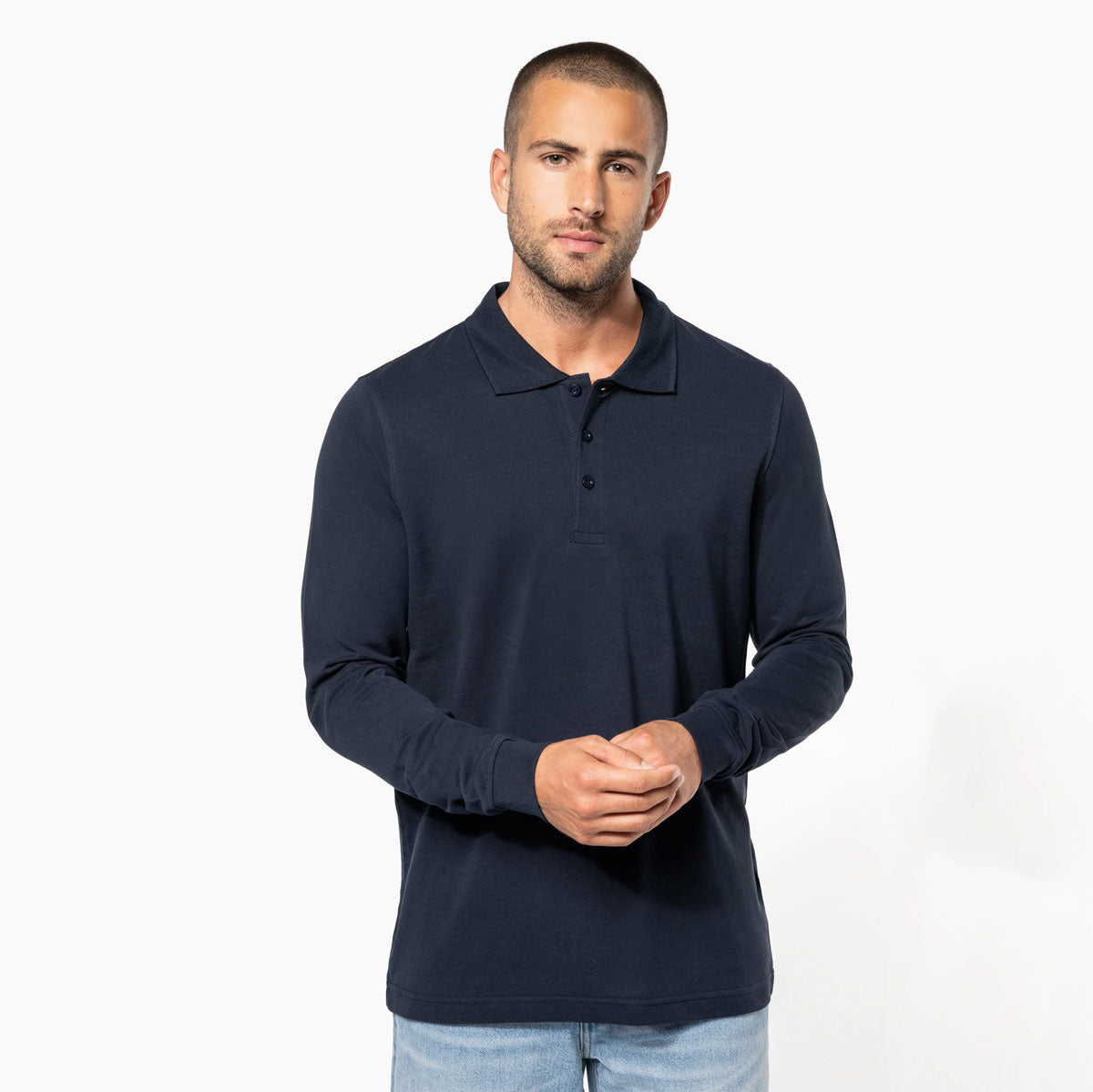 Polo manches longues Kariban K256 porté, prêt à broder avec logo d’entreprise – rendu net sur coton piqué