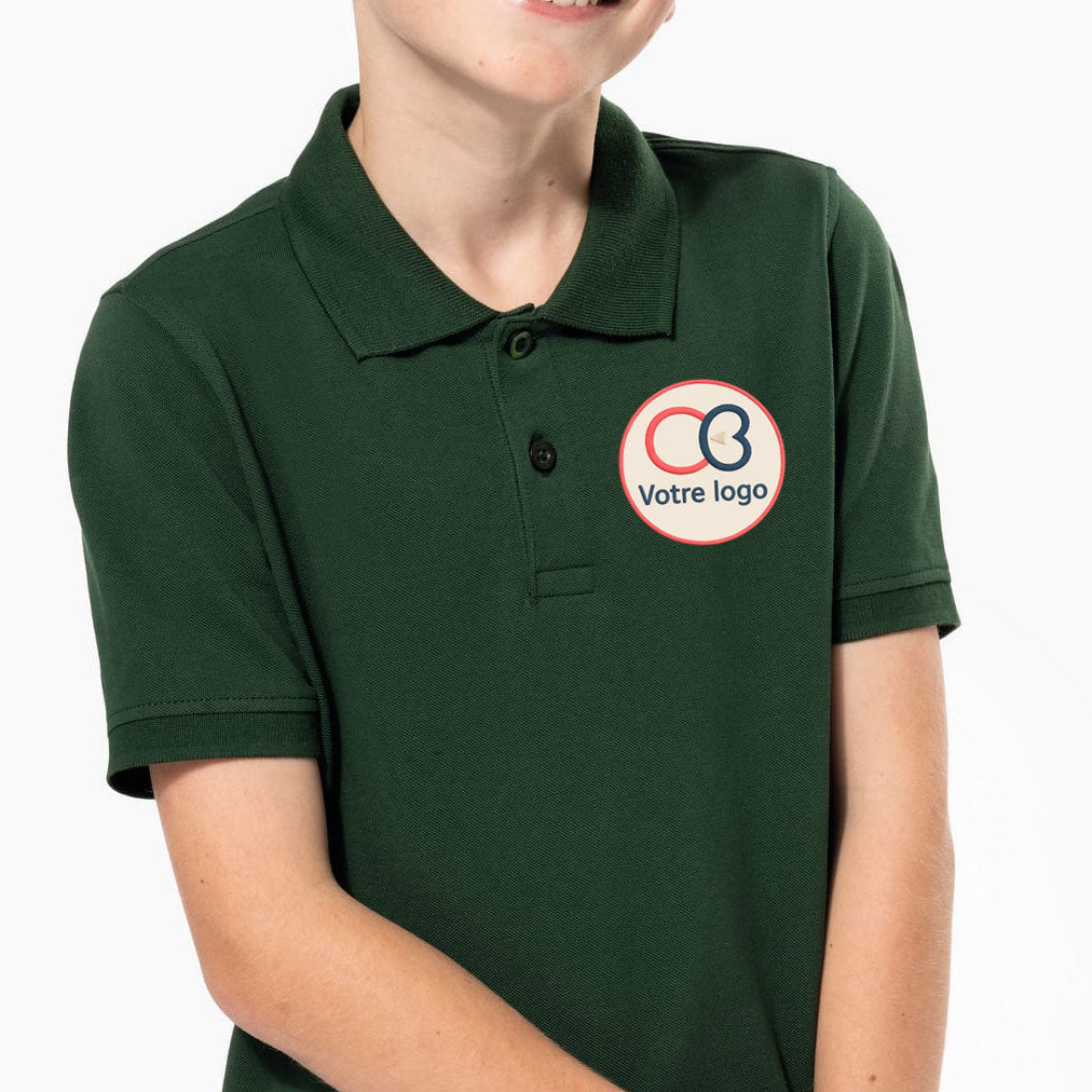 Polo vert foncé pour enfant avec un logo brodé sur la poitrine, conçu pour la personnalisation.