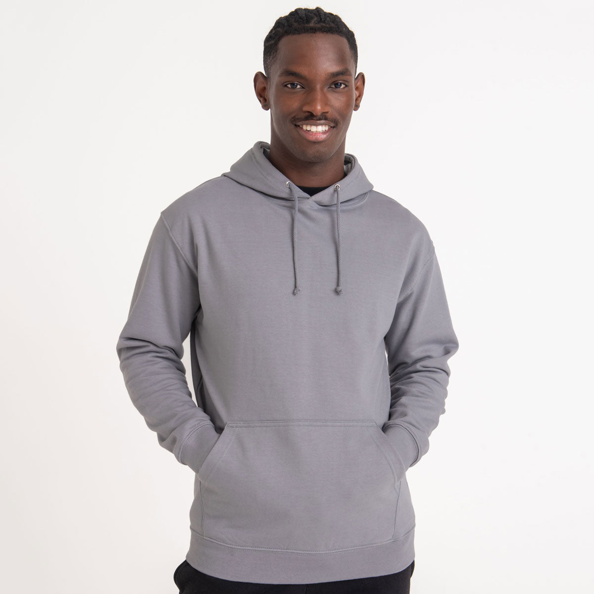Sweat-shirt à capuche College Hoodie porté par un homme, prêt pour une broderie personnalisée de qualité