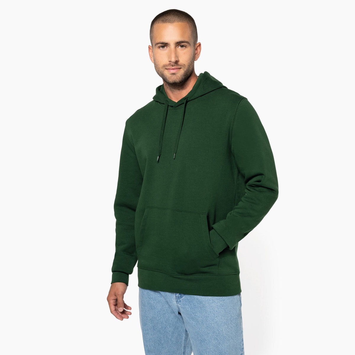 Sweat à capuche vert Kariban K4027 porté par un homme – idéal pour broderie personnalisée logo ou texte