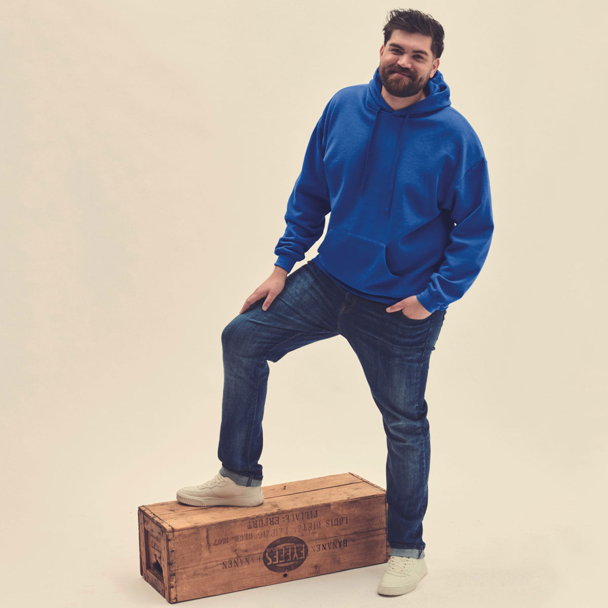 Sweat unisexe Fruit of the Loom SC244C bleu roi porté, support idéal pour la broderie de logo professionnel ou associatif