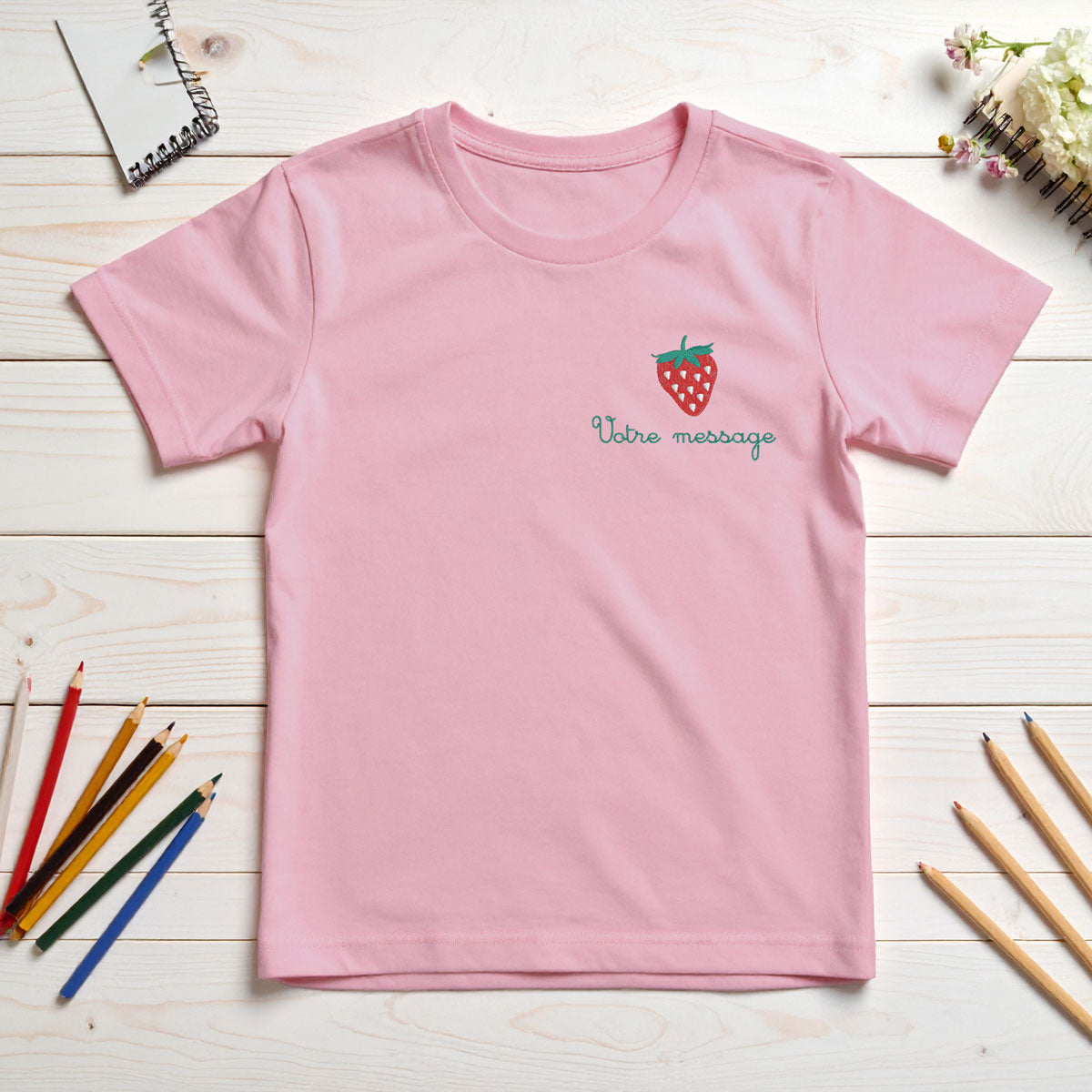 T-shirt enfant rose avec broderie personnalisée fraise et texte au choix – cadeau personnalisé pour fille.
