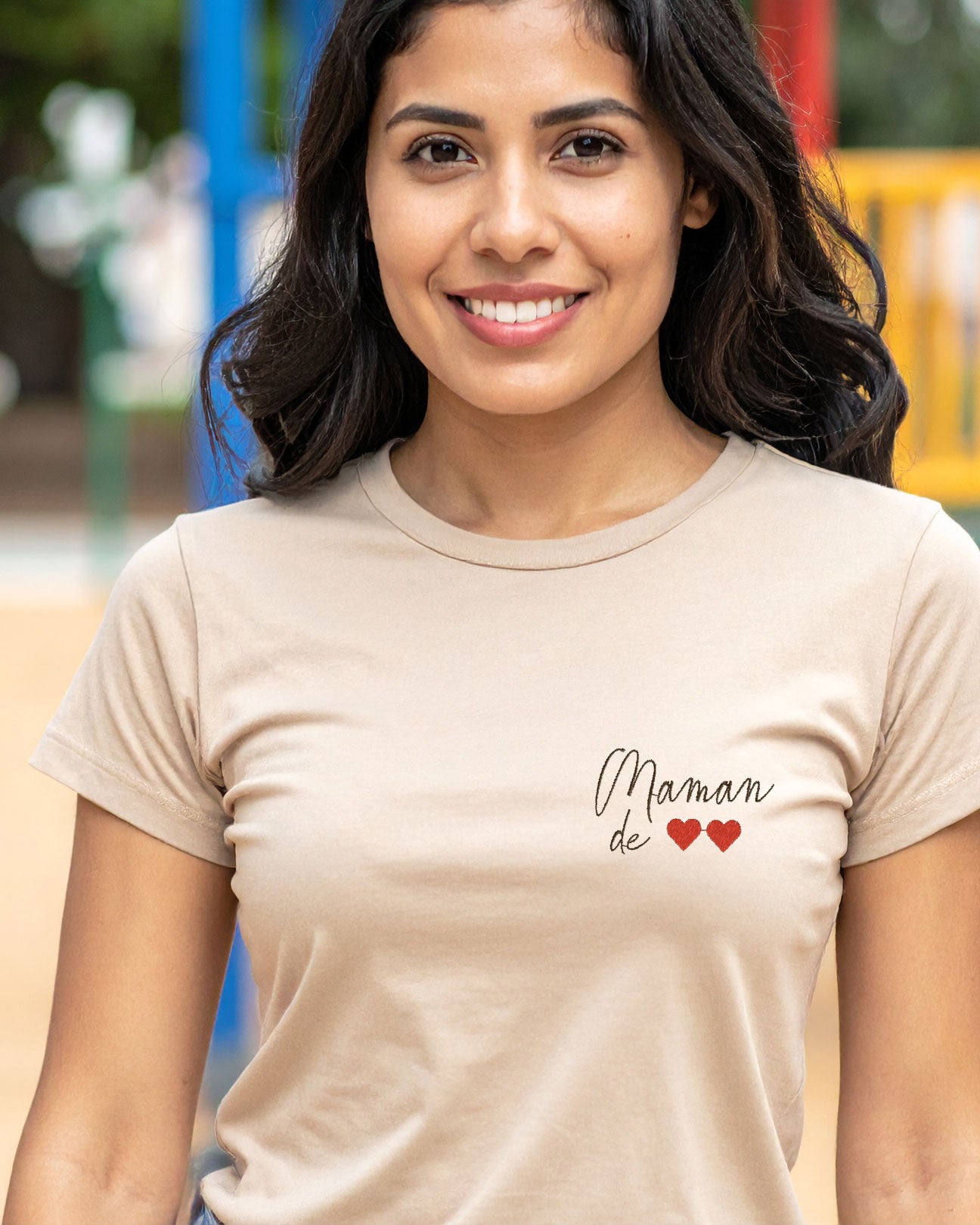 T-shirt brodé Maman de petits cœurs en sable mouillé – vêtement personnalisé pour maman