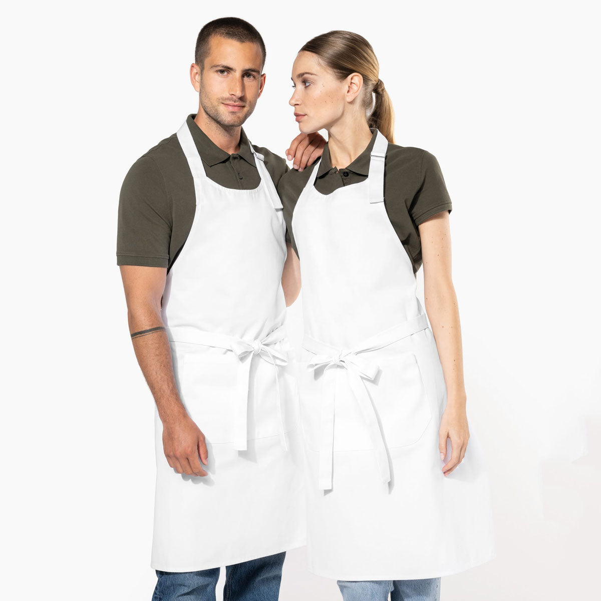 Tablier K8005 blanc porté par un homme et une femme, avec zone de broderie visible sur la poitrine