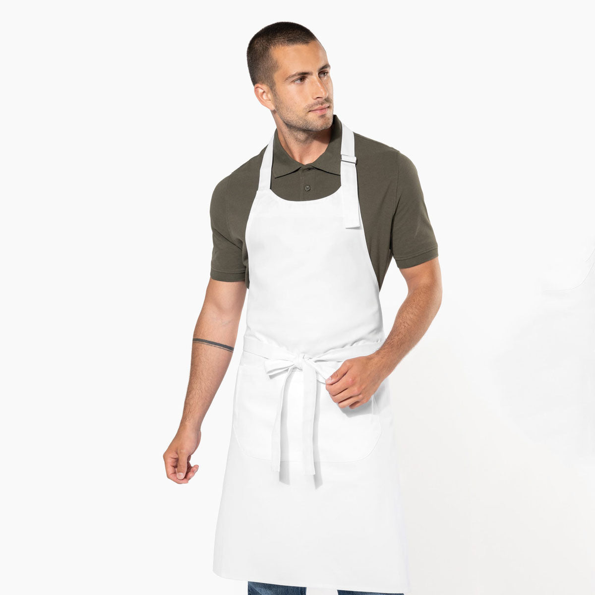 Tablier K8005 blanc porté par un homme, prêt pour personnalisation brodée sur le haut du tablier