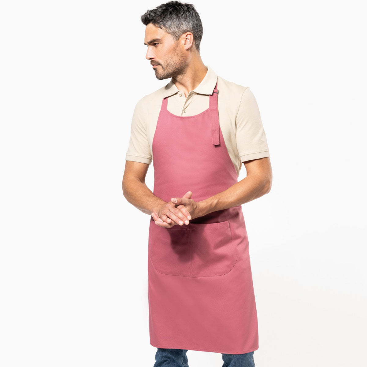 Vue de face d’un tablier rose personnalisable avec broderie poitrine