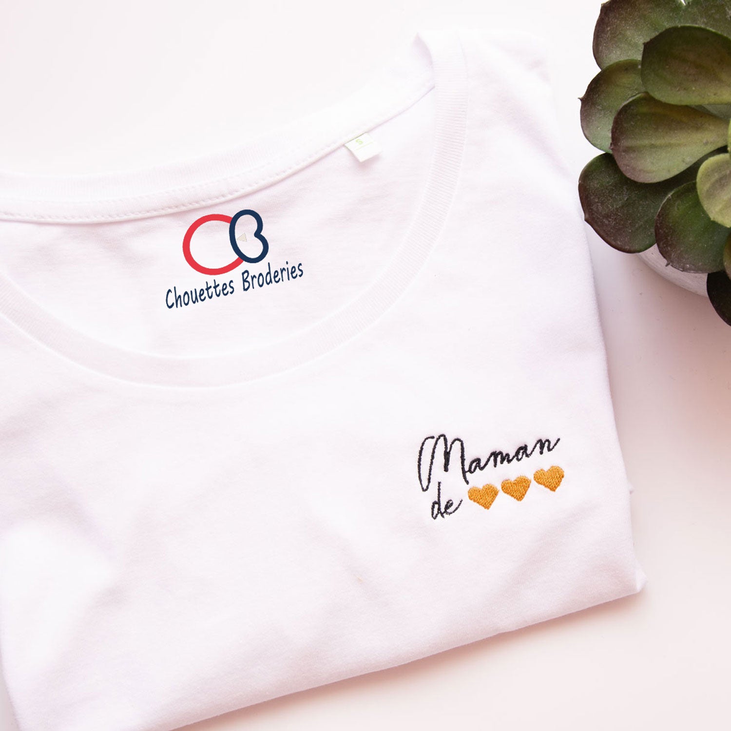 T-shirt blanc brodé Maman de petits cœurs – cadeau personnalisé brodé en France