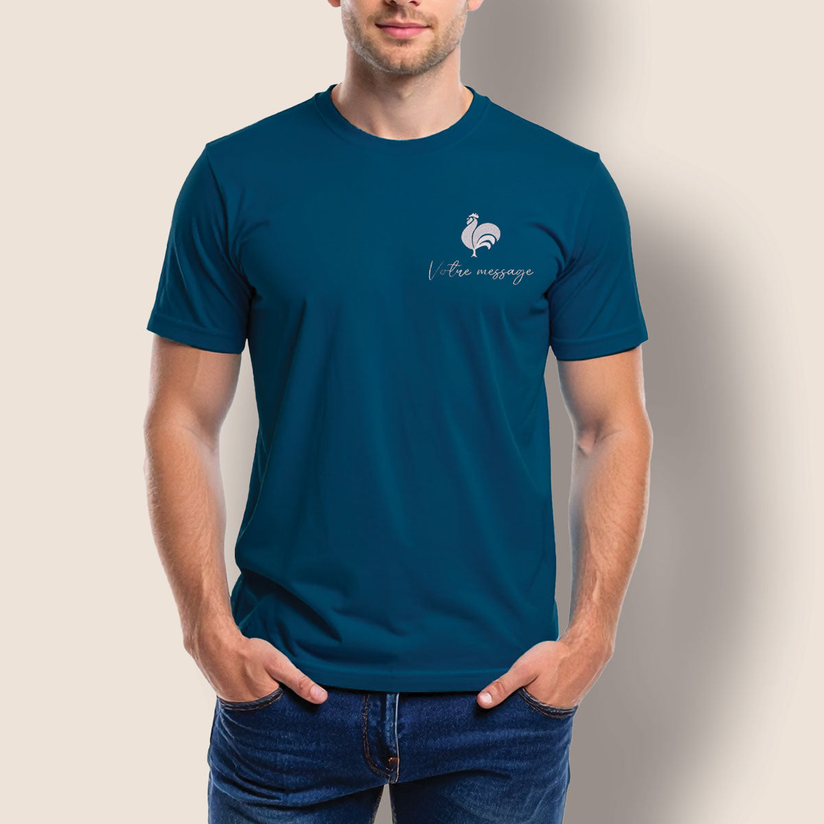 T-shirt homme bleu personnalisé avec coq brodé et message au choix