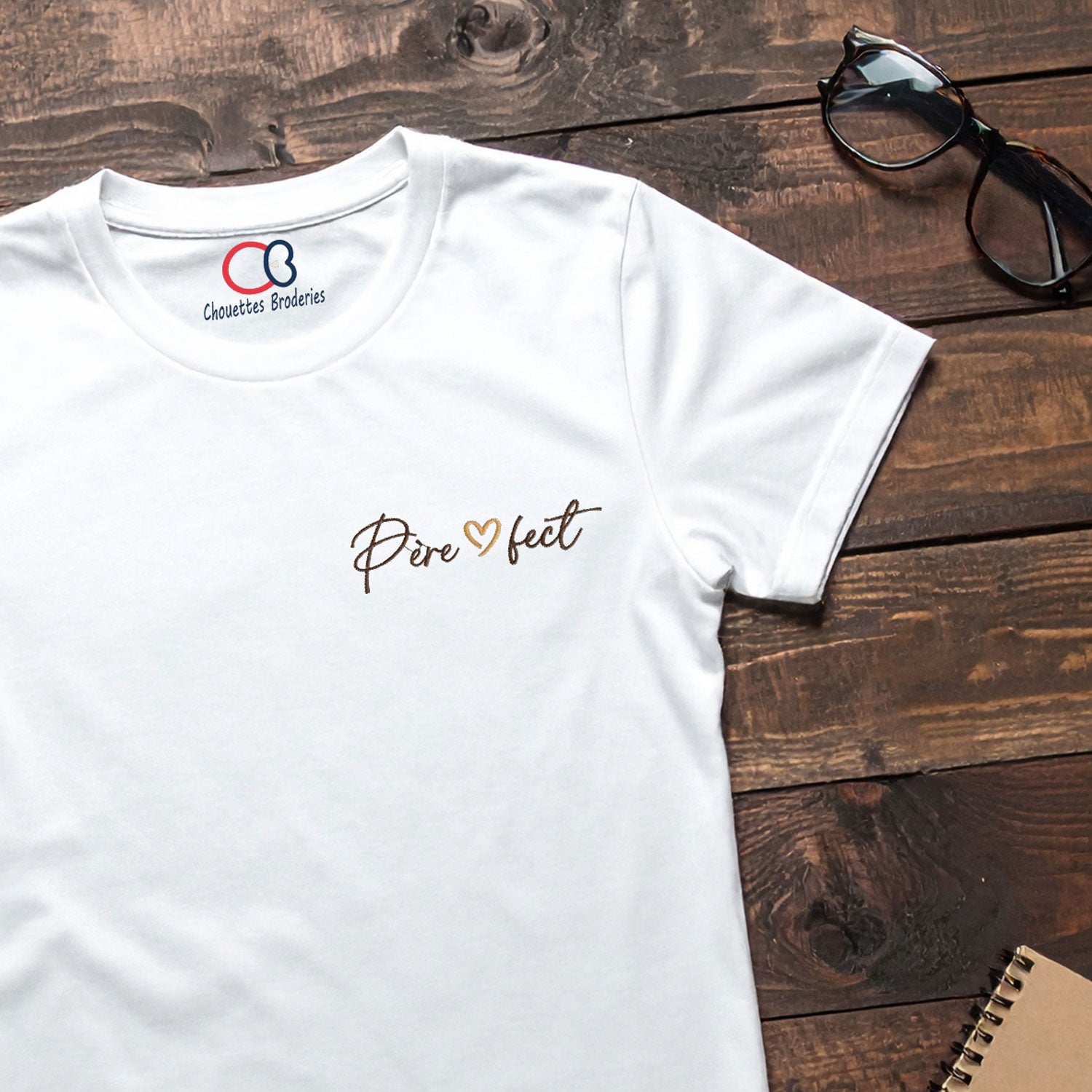 T-shirt blanc brodé Père-fect avec cœur – vêtement personnalisé brodé en France