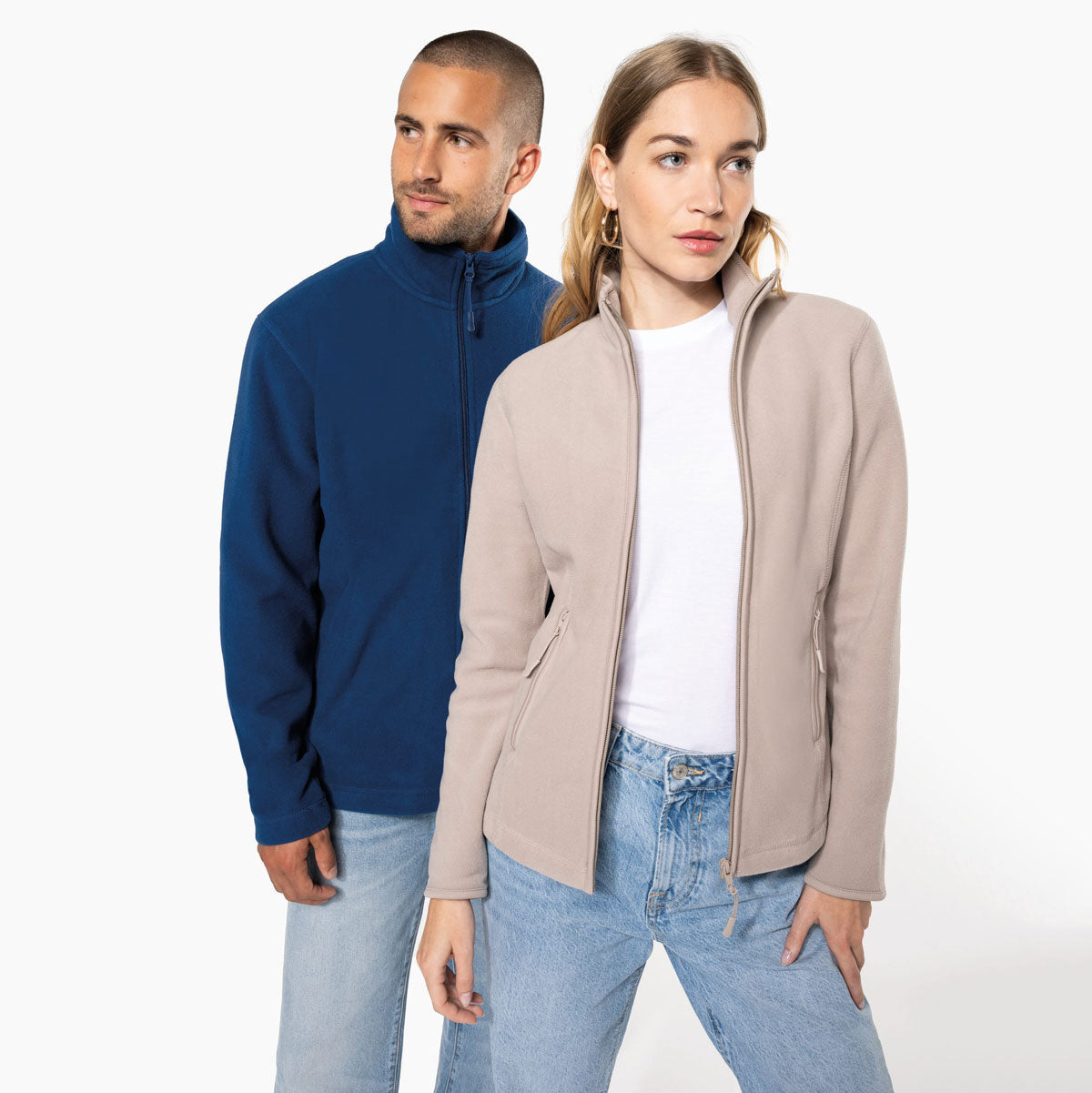 Homme et femme portant les vestes micropolaire brodées K907 et K911 en studio
