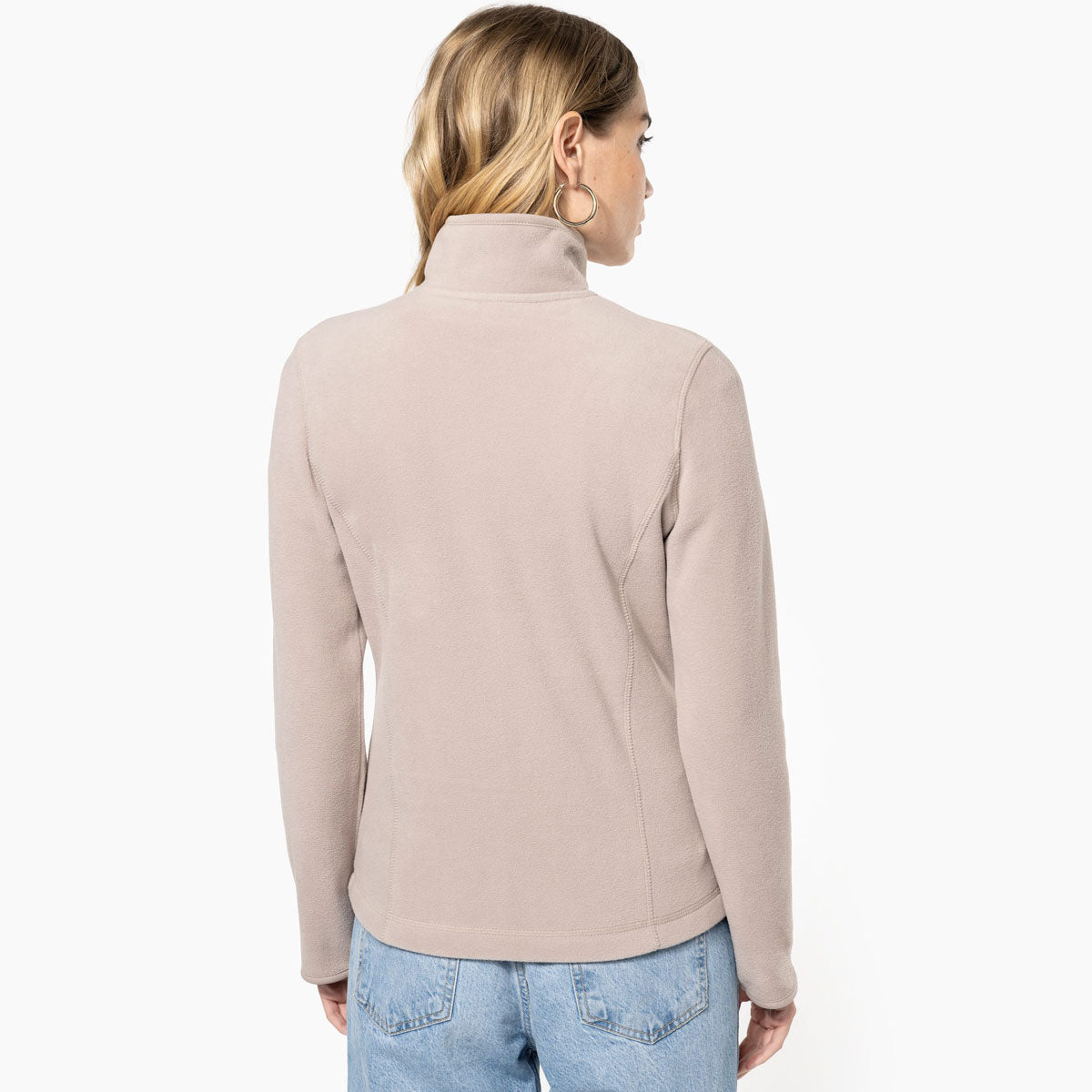 Détail studio du dos de la veste micropolaire femme K907, coupe cintrée et matière douce