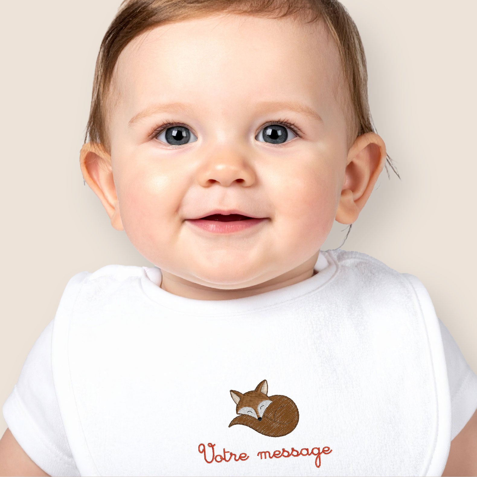 Bavoir bébé blanc personnalisé avec broderie renard et prénom – cadeau naissance original