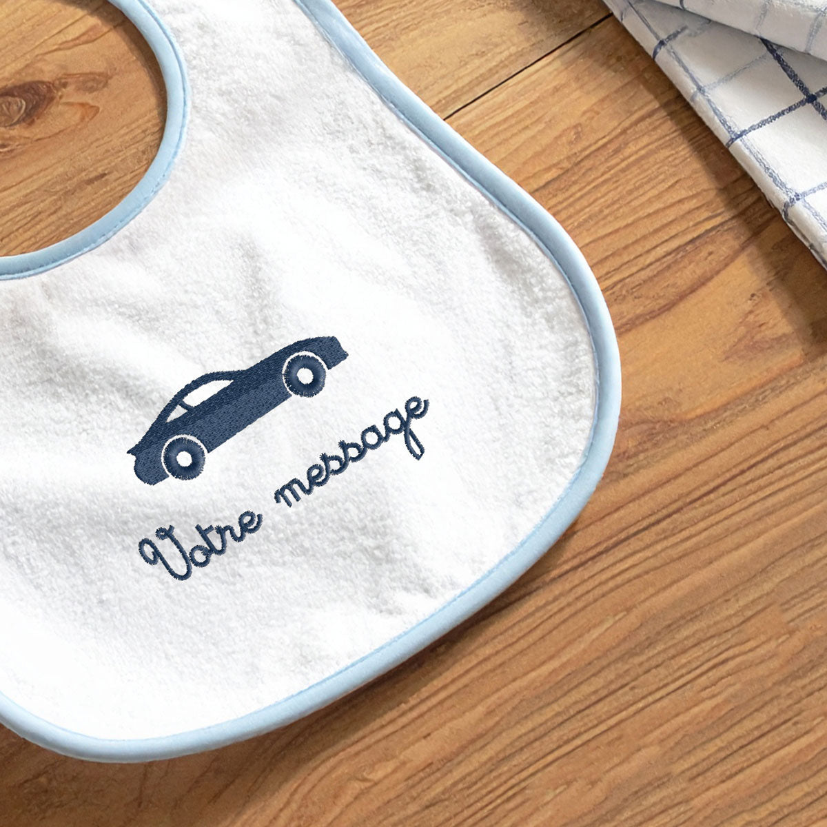 Bavoir bébé blanc à liseré bleu, personnalisé avec broderie voiture – idée cadeau garçon