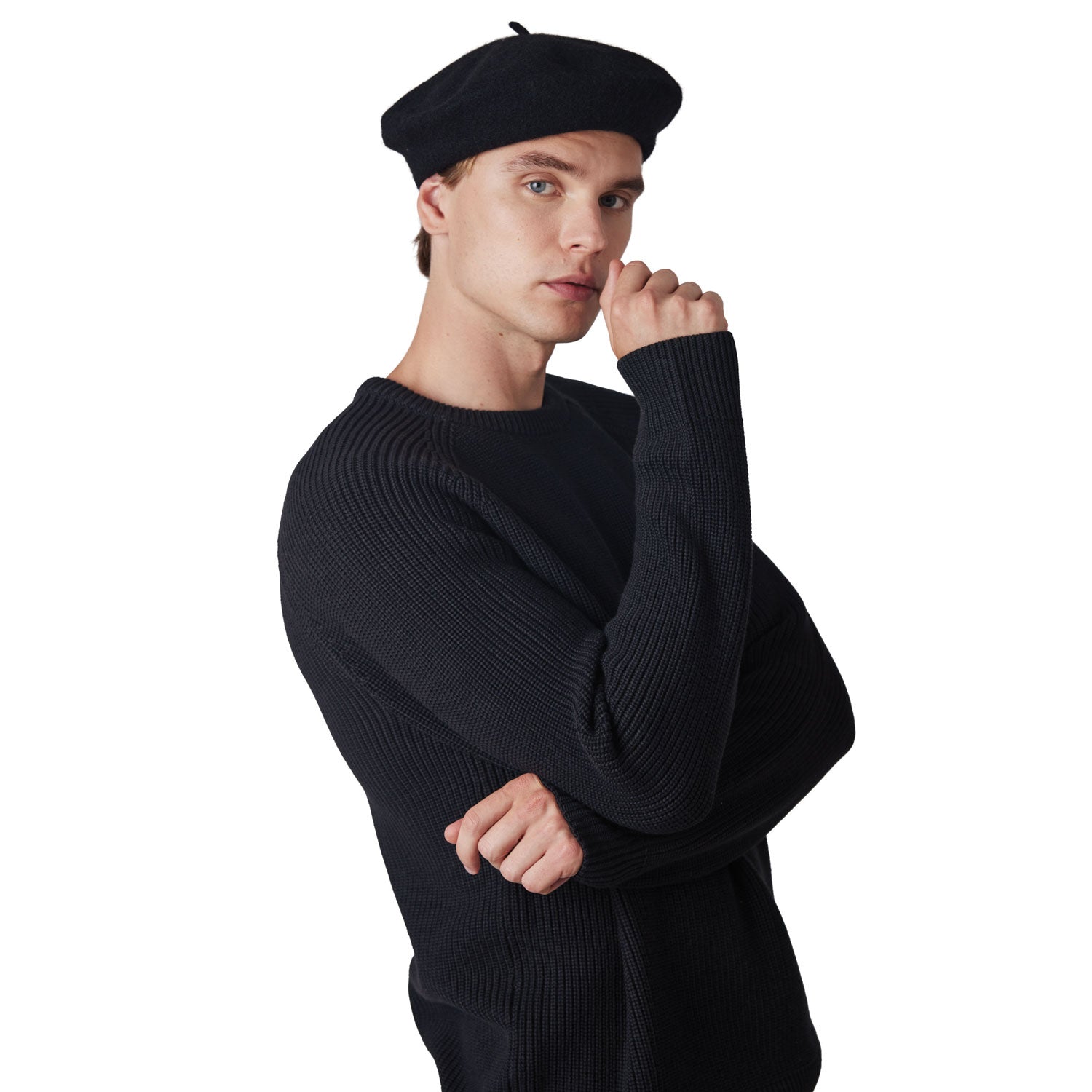 Béret KUP KP604 brodé personnalisé LOGO porté par un homme coloris noir