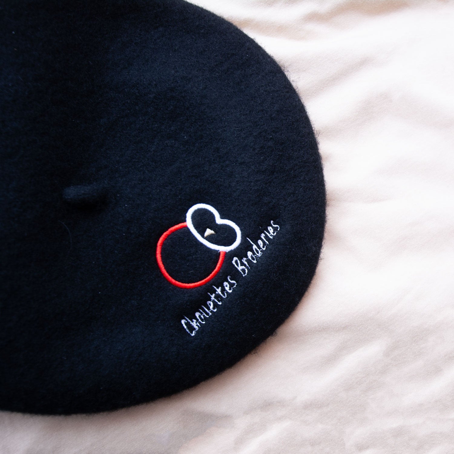 Beret personnalise brode avec logo sur beret noir modele KUP KP604 broderie entreprise Chouettes Broderies