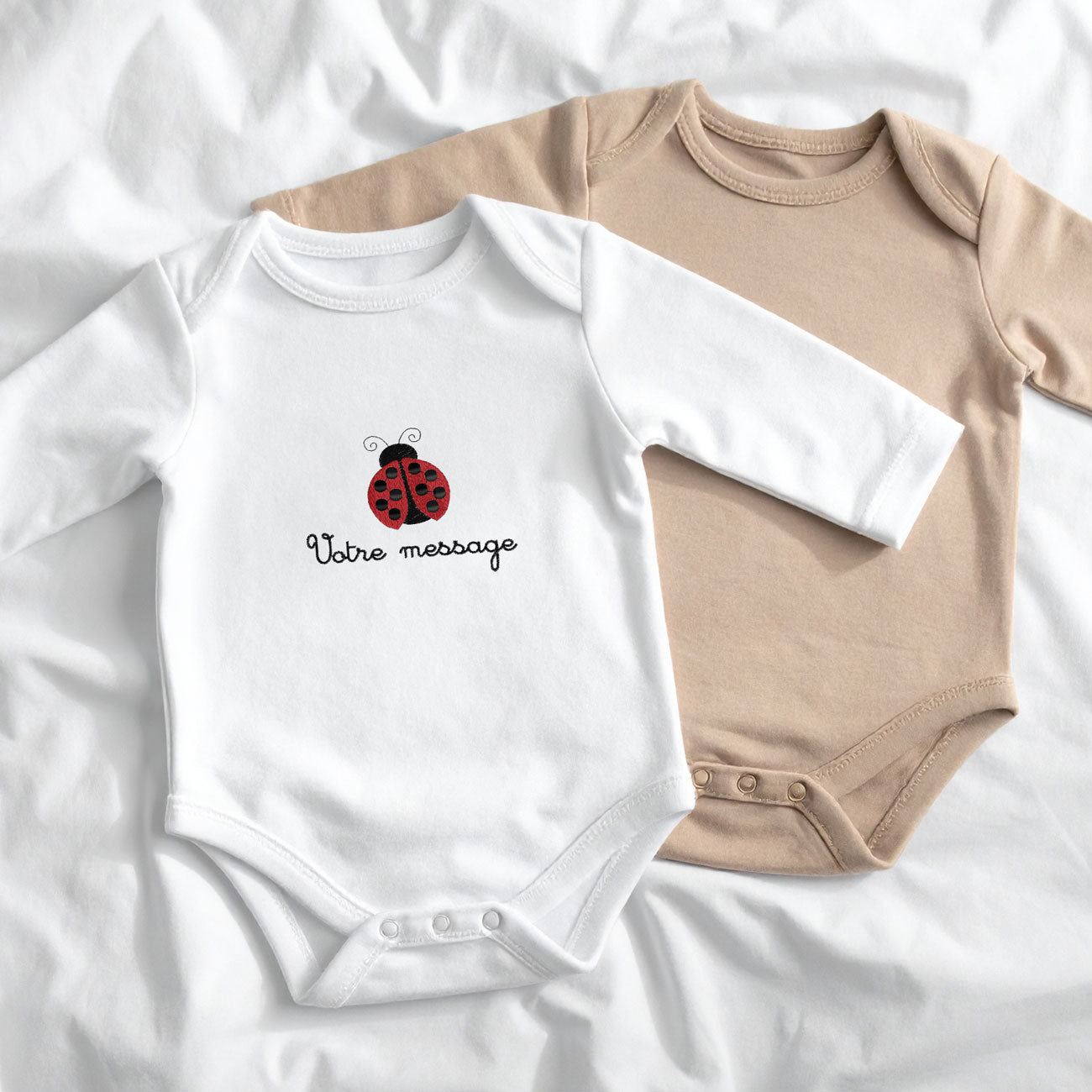 Body bébé manches longues personnalisé broderie coccinelle – coton bio blanc, avec body sable clair en dessous