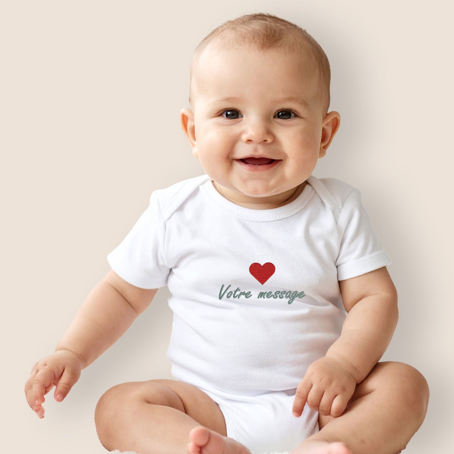 Body bébé blanc personnalisé avec broderie cœur rouge et message personnalisé – idée cadeau naissance unique