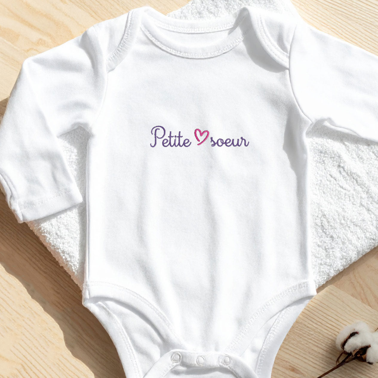 Body bébé blanc à manches longues brodé « Petite sœur » avec un cœur rose – broderie personnalisée en coton biologique.