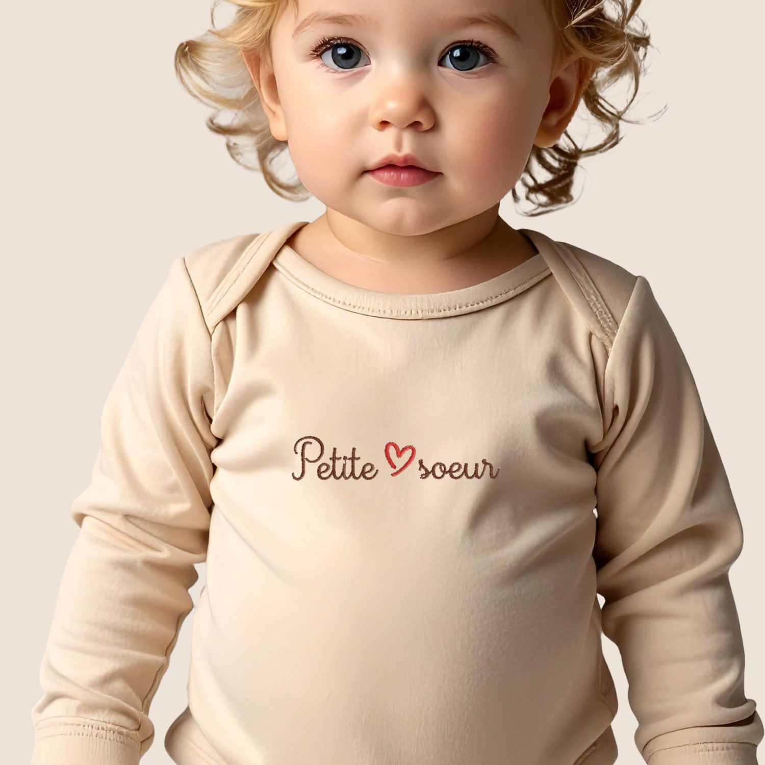 Body bébé sable à manches longues brodé « Petite sœur » avec un cœur rouge – cadeau personnalisé en coton bio.