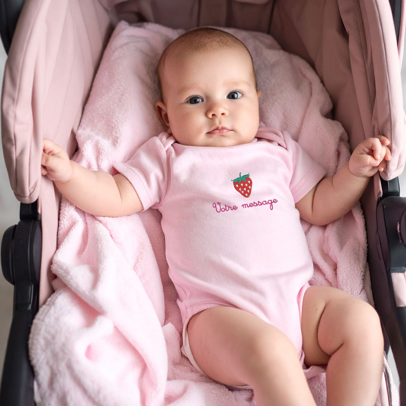 Body bébé fille rose brodé avec motif fraise et texte personnalisé – broderie cadeau naissance originale
