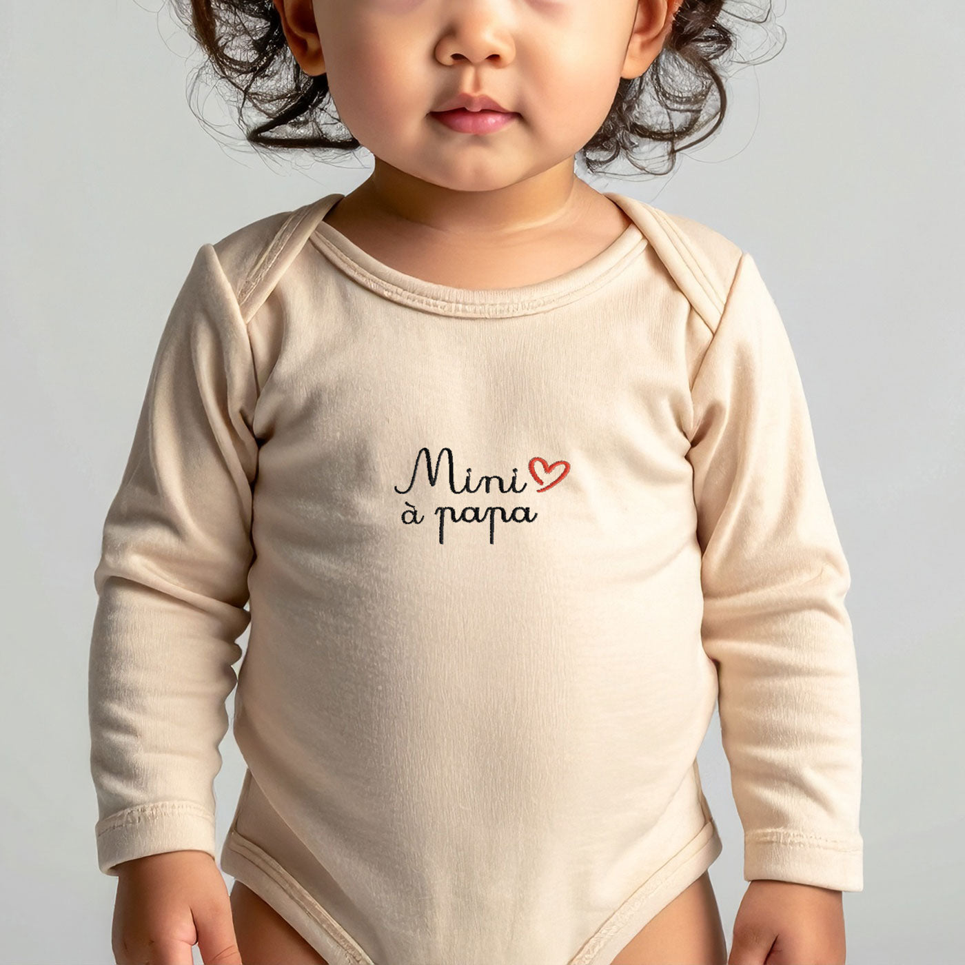 Body bébé manches longues sable brodé "Mini ❤️ à papa" – broderie personnalisée en coton bio