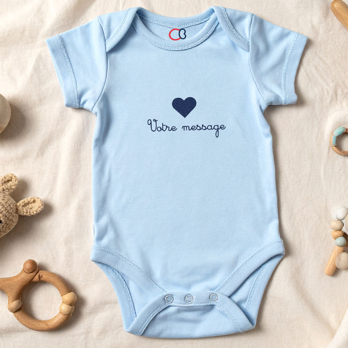 Body bébé bleu brodé avec cœur et message personnalisé – body naissance broderie personnalisée