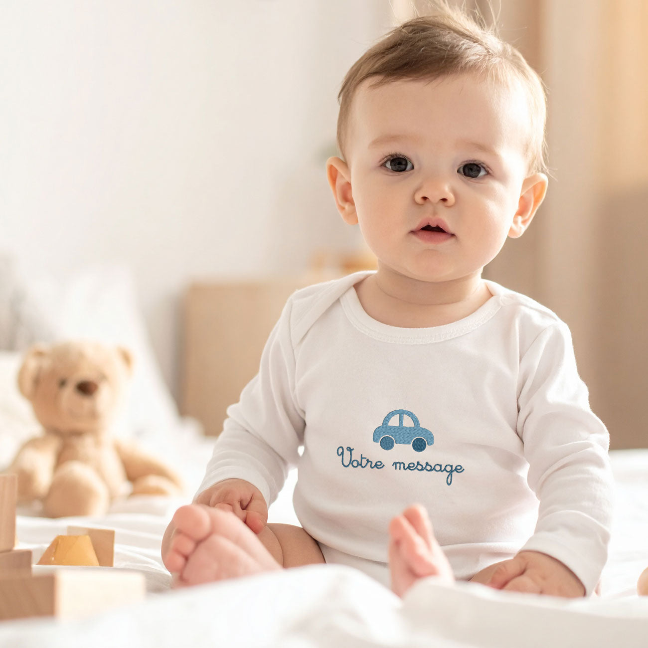 Body bébé manches longues blanc personnalisé avec broderie voiture bleue – cadeau naissance coton bio