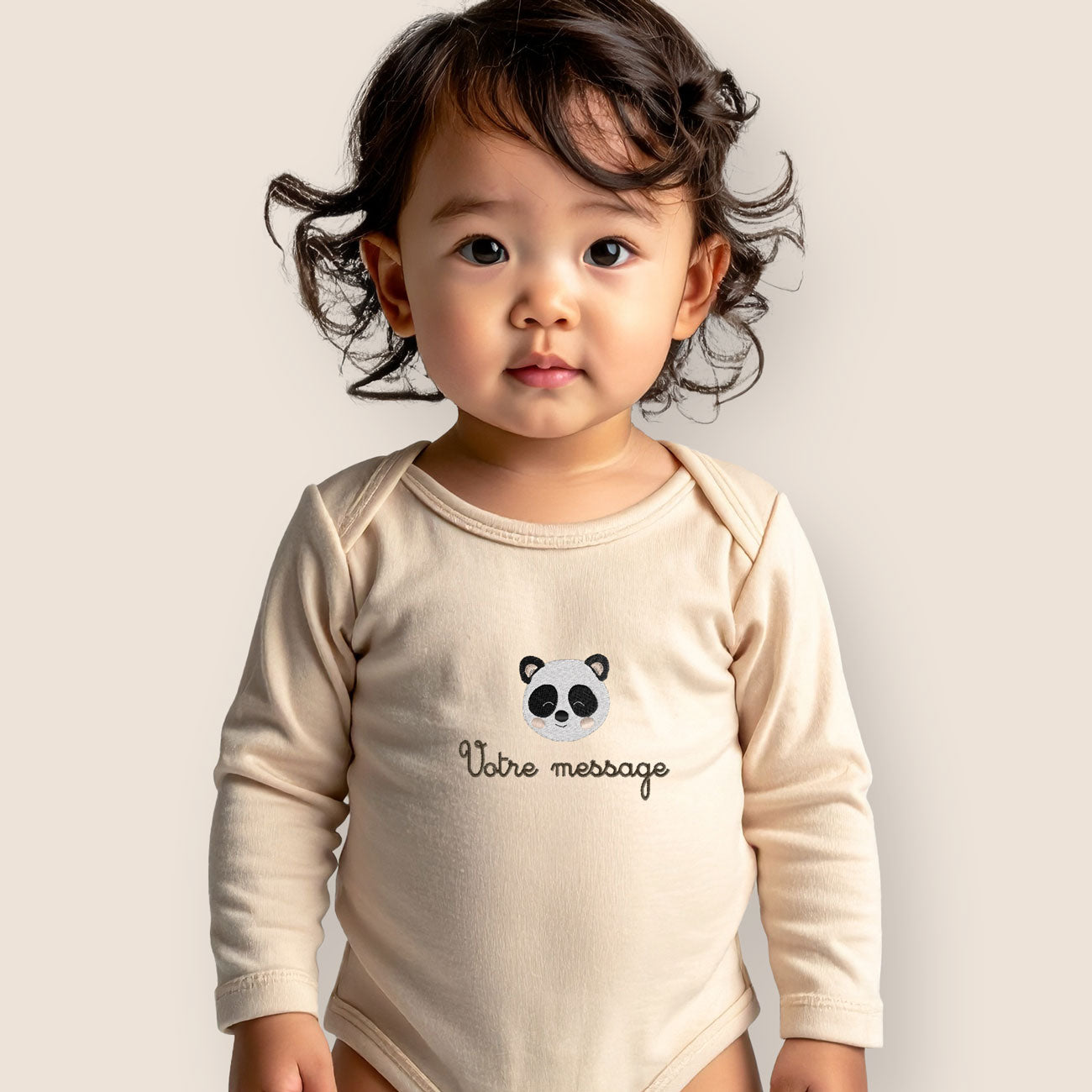 Body bébé manches longues sable clair en coton bio, personnalisé avec broderie panda et prénom