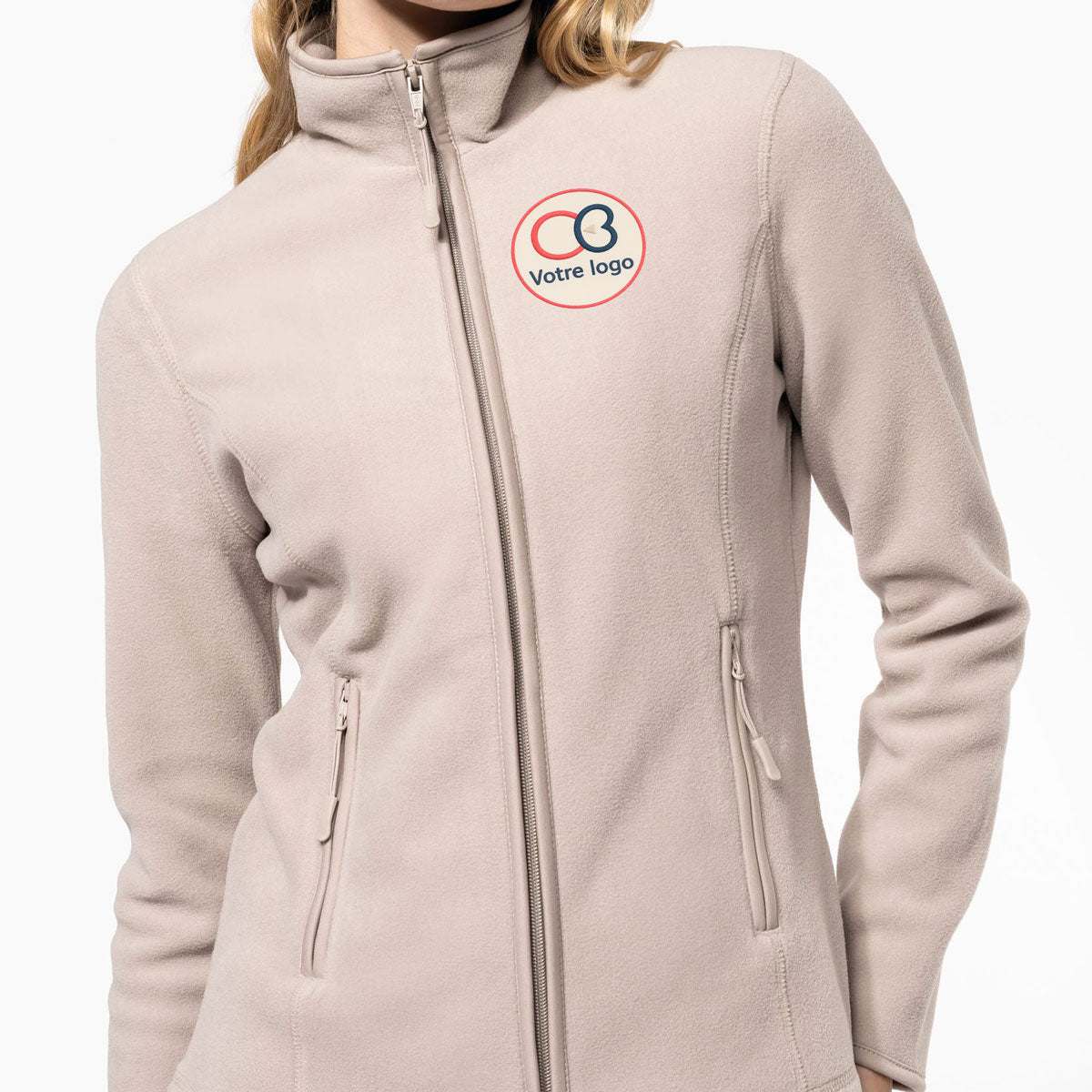 Veste K907 femme en micropolaire beige, vue studio de face avec fermeture zippée et coupe ajustée