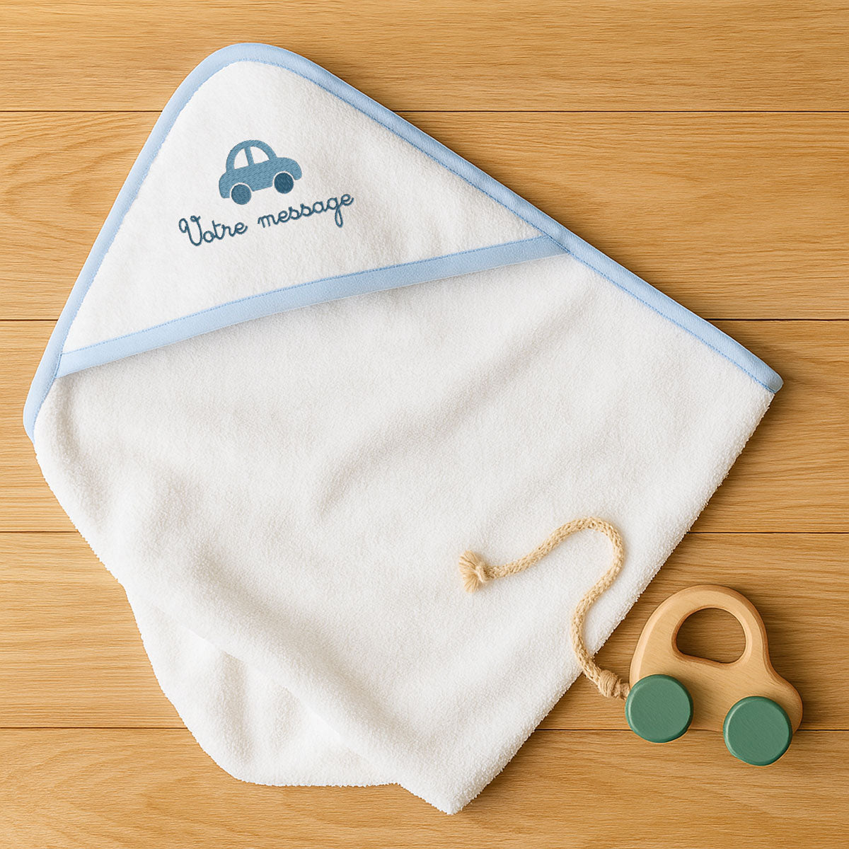 Cape de bain bébé personnalisée avec broderie voiture et prénom – coton blanc et bleu