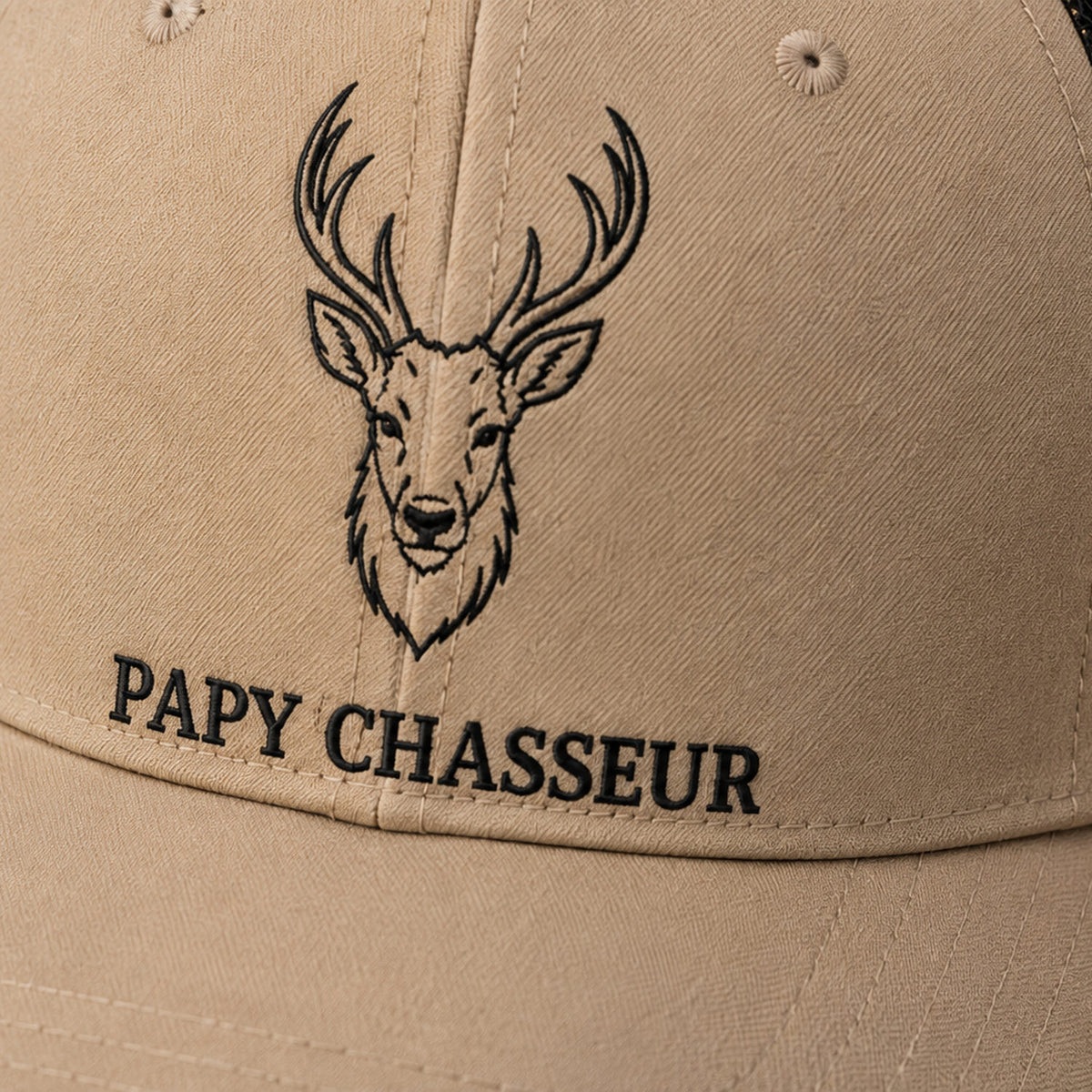 Détail de la broderie tête de cerf fil noir sur casquette de chasse beige