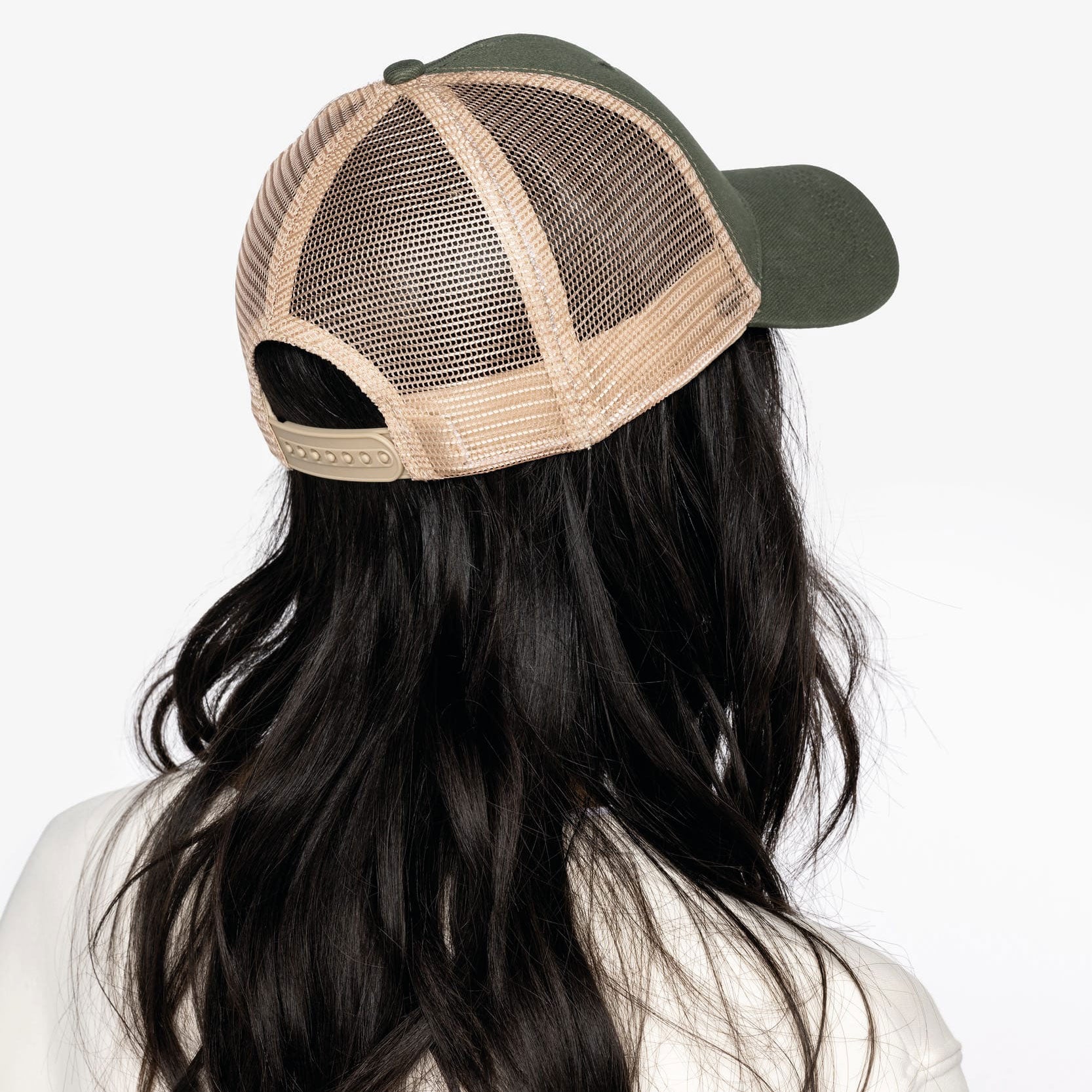Vue arrière de la casquette trucker avec filet et réglage, parfaite pour broder votre logo