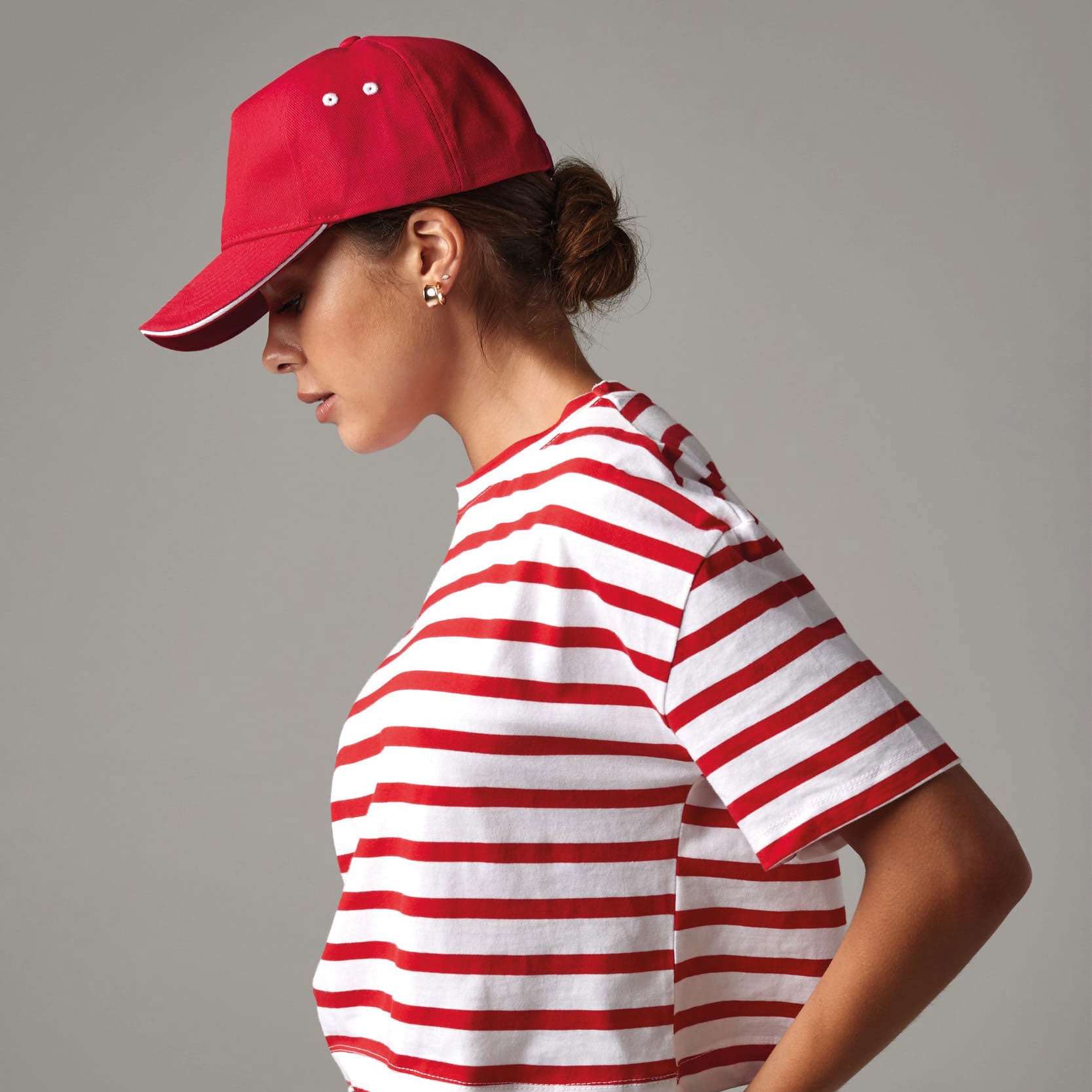 Casquette B15C Beechfield rouge brodée personnalisée portée par une femme – broderie entreprise