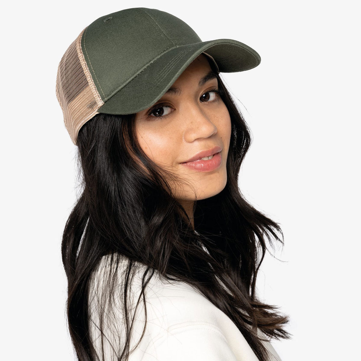 Casquette trucker écoresponsable vue de côté, idéale pour une broderie personnalisée