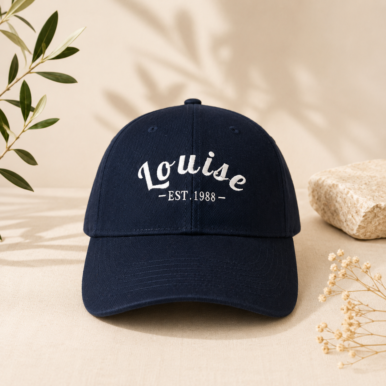 Casquette bleu marine personnalisée avec le prénom Louise et la date EST. 1988. Broderie française, idée cadeau personnalisée.