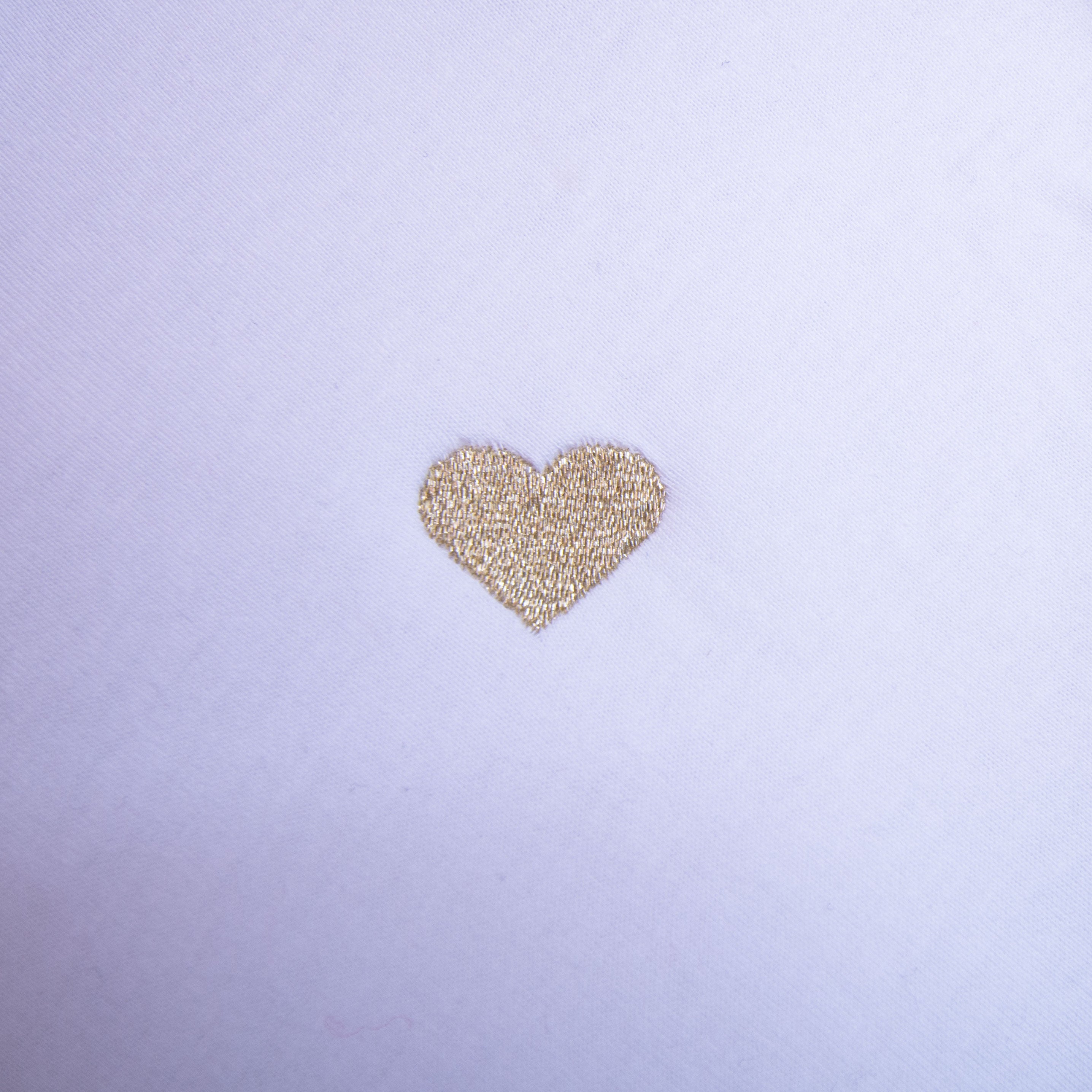 t-shirt blanc brodé coeur or détail broderie