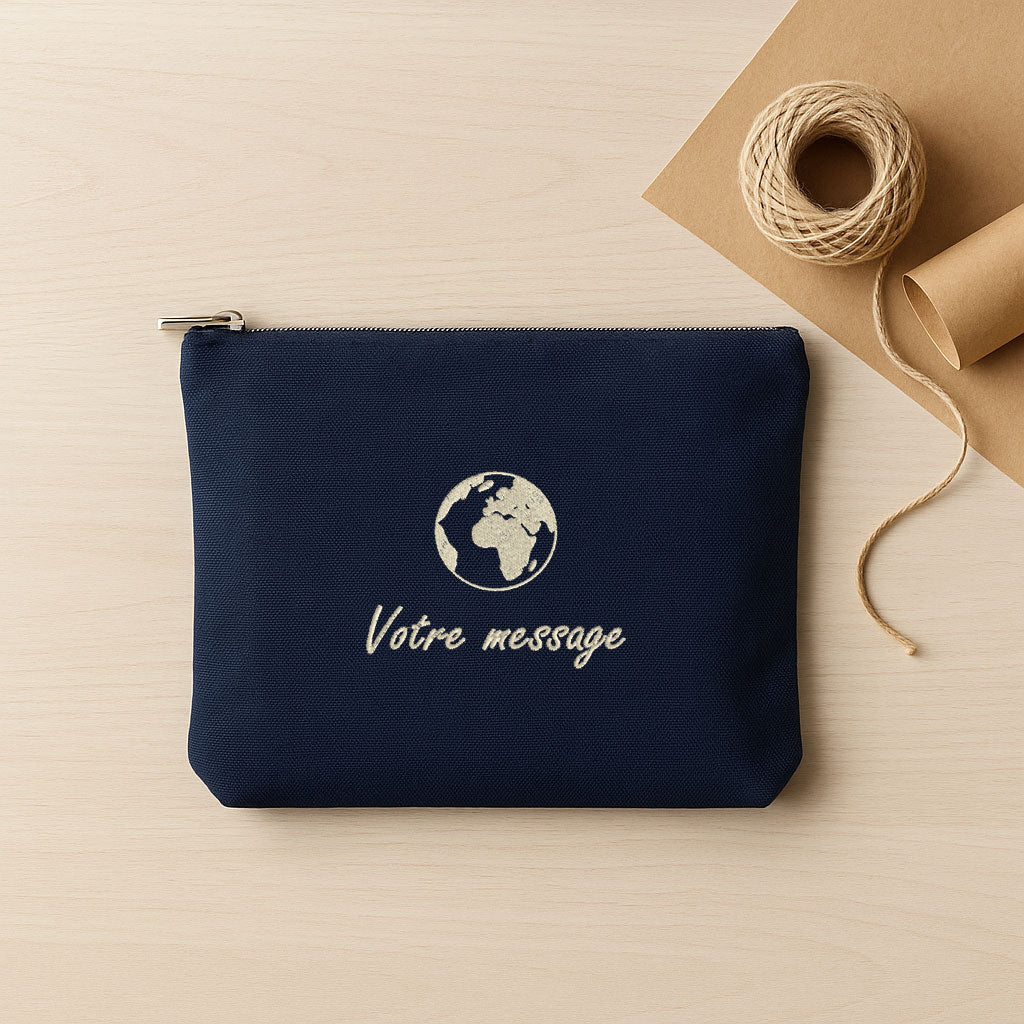 Pochette brodée personnalisée motif globe terrestre et message, cadeau pratique homme ou femme