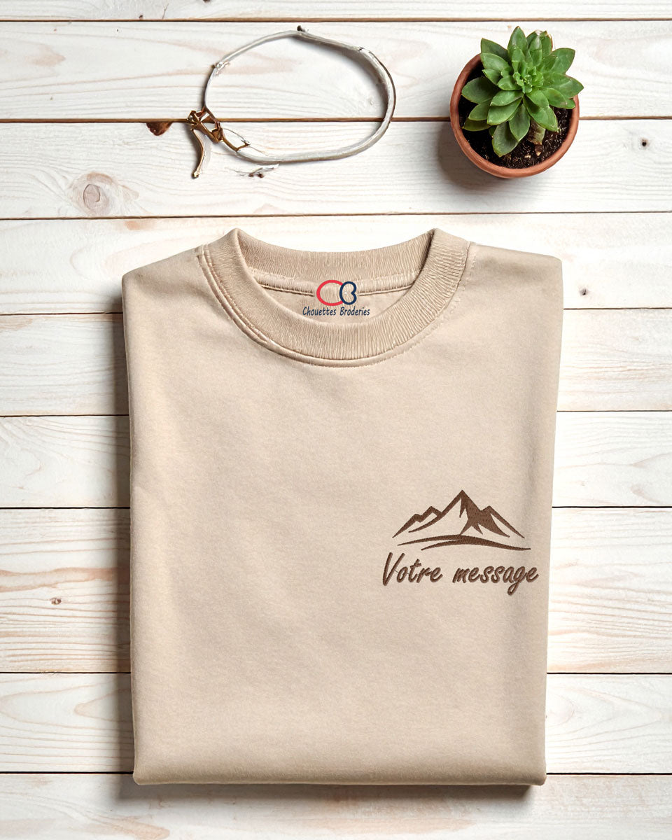 Sweat beige personnalisable avec broderie motif montagne et message, idée cadeau original